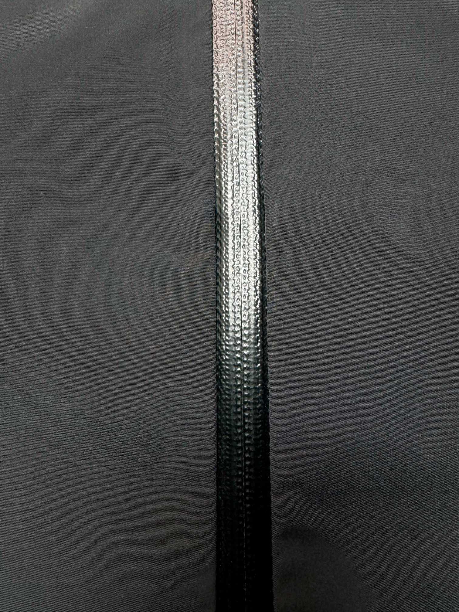 图片[8]-＃TZD Arcteryx Beta Lt 始祖鸟贝塔软壳连帽冲锋衣外套 台州顶级批次 现货供应 面料采用原厂防水N100d-X 3L ISO标准90（ISO4）级别的 GORE-TEX PRO 科技面料 透气性达到原厂标准5000+数值 面料特点 防污 防风 防尘 做到三防 耐寒 保温 男女同款 版型宽松百搭 户外运动防水 全套五金原厂定制Logo 无论是户外出行 还是日常通勤都是衣橱必备单品 尺码：S-XL-选品中心