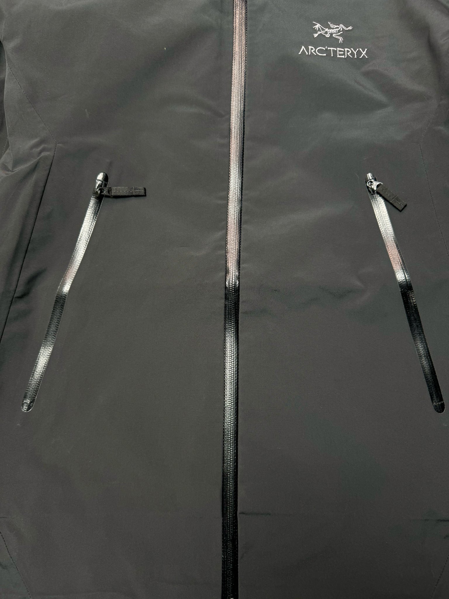 图片[4]-＃TZD Arcteryx Beta Lt 始祖鸟贝塔软壳连帽冲锋衣外套 台州顶级批次 现货供应 面料采用原厂防水N100d-X 3L ISO标准90（ISO4）级别的 GORE-TEX PRO 科技面料 透气性达到原厂标准5000+数值 面料特点 防污 防风 防尘 做到三防 耐寒 保温 男女同款 版型宽松百搭 户外运动防水 全套五金原厂定制Logo 无论是户外出行 还是日常通勤都是衣橱必备单品 尺码：S-XL-选品中心