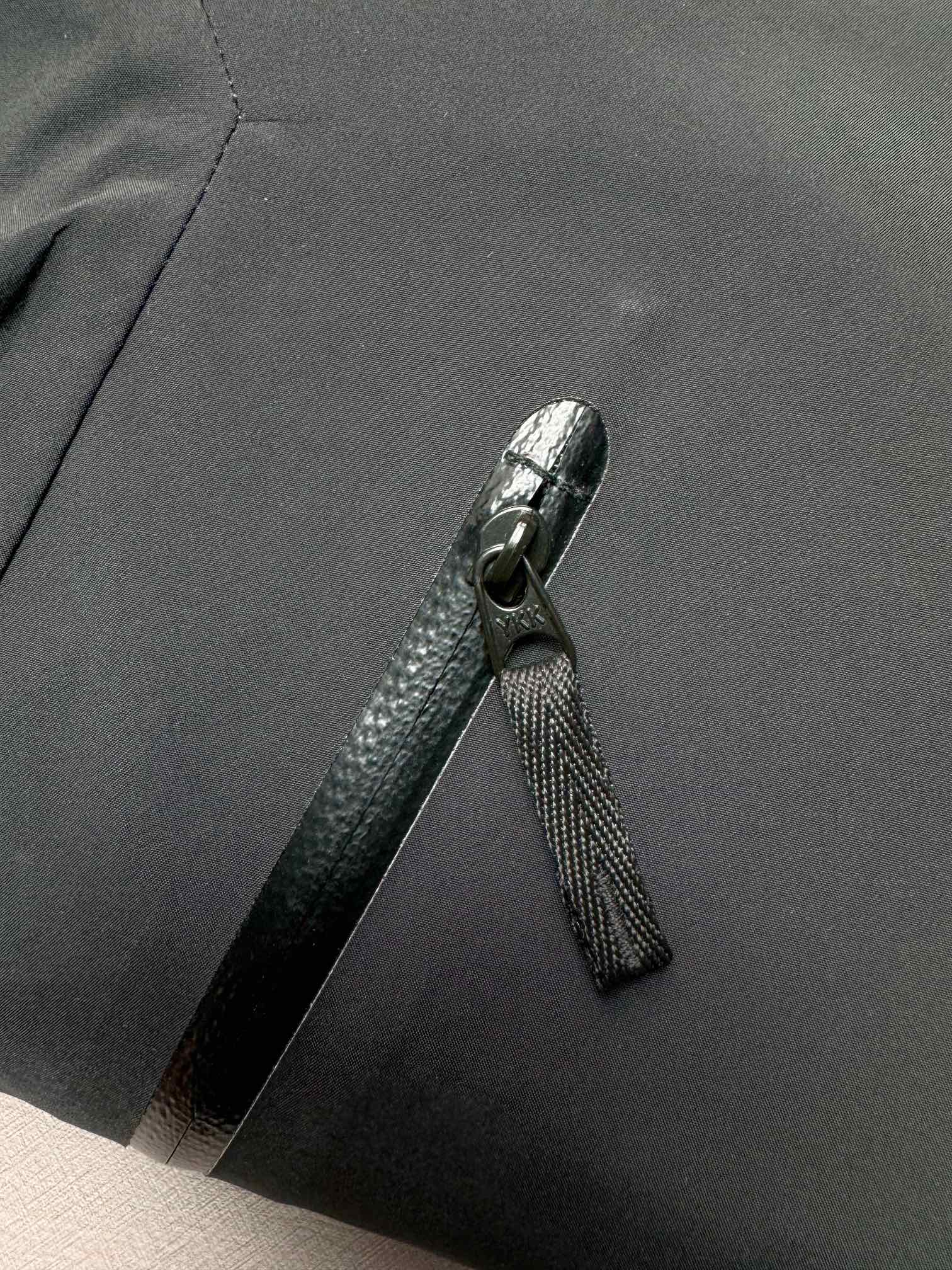 图片[7]-＃TZD Arcteryx Beta Lt 始祖鸟贝塔软壳连帽冲锋衣外套 台州顶级批次 现货供应 面料采用原厂防水N100d-X 3L ISO标准90（ISO4）级别的 GORE-TEX PRO 科技面料 透气性达到原厂标准5000+数值 面料特点 防污 防风 防尘 做到三防 耐寒 保温 男女同款 版型宽松百搭 户外运动防水 全套五金原厂定制Logo 无论是户外出行 还是日常通勤都是衣橱必备单品 尺码：S-XL-选品中心