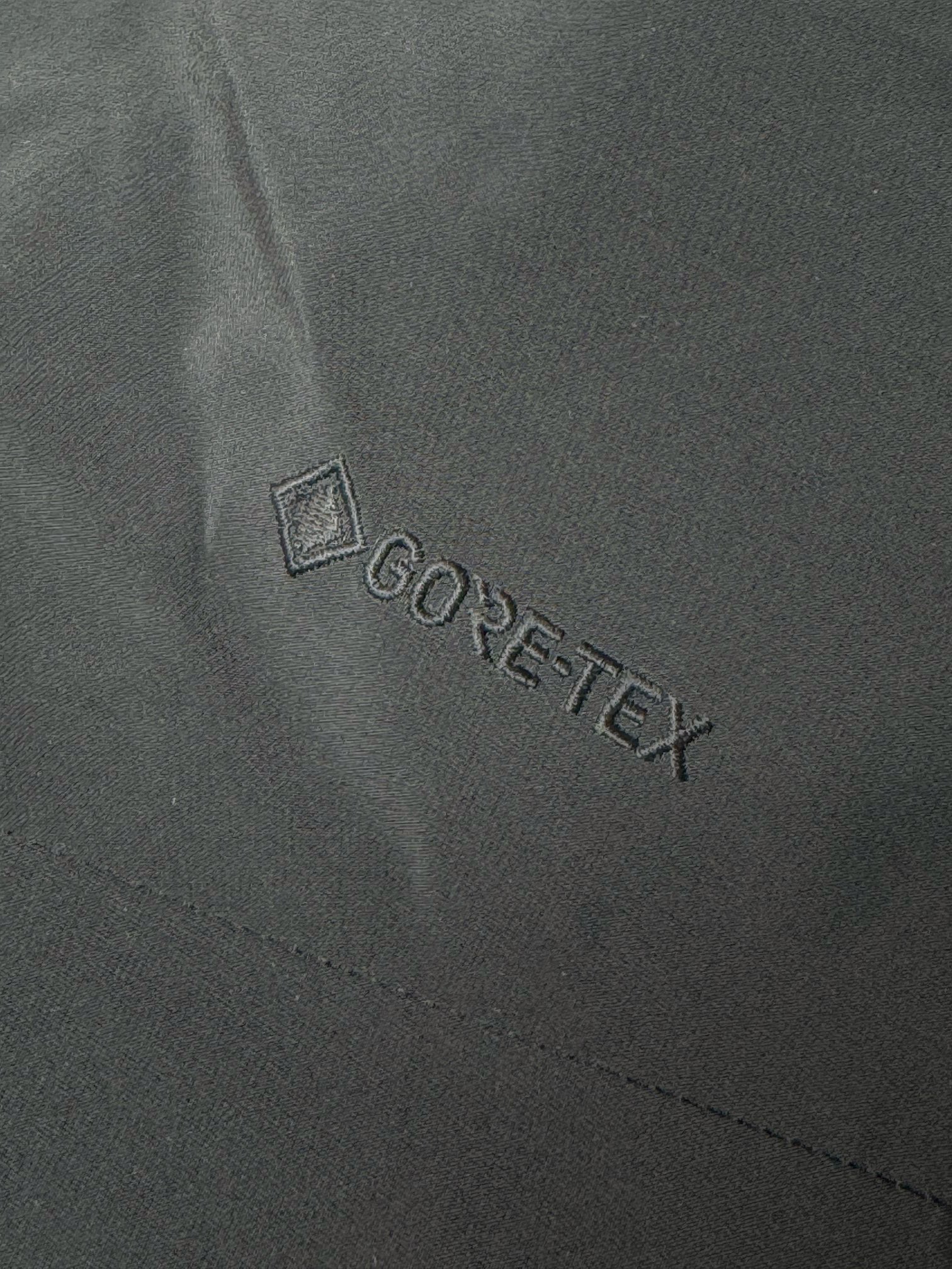 图片[9]-＃TZD Arcteryx Beta Lt 始祖鸟贝塔软壳连帽冲锋衣外套 台州顶级批次 现货供应 面料采用原厂防水N100d-X 3L ISO标准90（ISO4）级别的 GORE-TEX PRO 科技面料 透气性达到原厂标准5000+数值 面料特点 防污 防风 防尘 做到三防 耐寒 保温 男女同款 版型宽松百搭 户外运动防水 全套五金原厂定制Logo 无论是户外出行 还是日常通勤都是衣橱必备单品 尺码：S-XL-选品中心