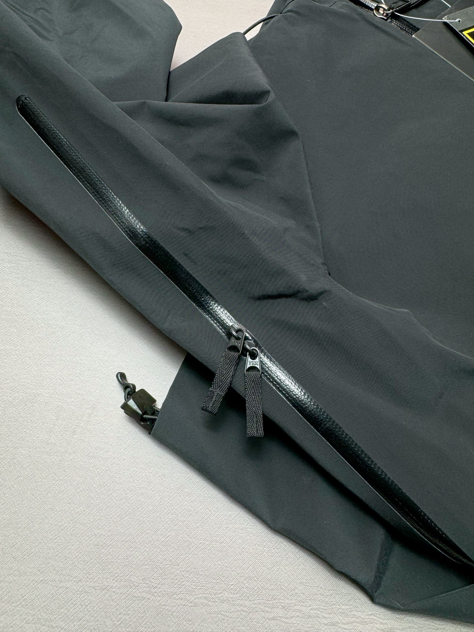 图片[6]-＃TZD Arcteryx Beta Lt 始祖鸟贝塔软壳连帽冲锋衣外套 台州顶级批次 现货供应 面料采用原厂防水N100d-X 3L ISO标准90（ISO4）级别的 GORE-TEX PRO 科技面料 透气性达到原厂标准5000+数值 面料特点 防污 防风 防尘 做到三防 耐寒 保温 男女同款 版型宽松百搭 户外运动防水 全套五金原厂定制Logo 无论是户外出行 还是日常通勤都是衣橱必备单品 尺码：S-XL-选品中心