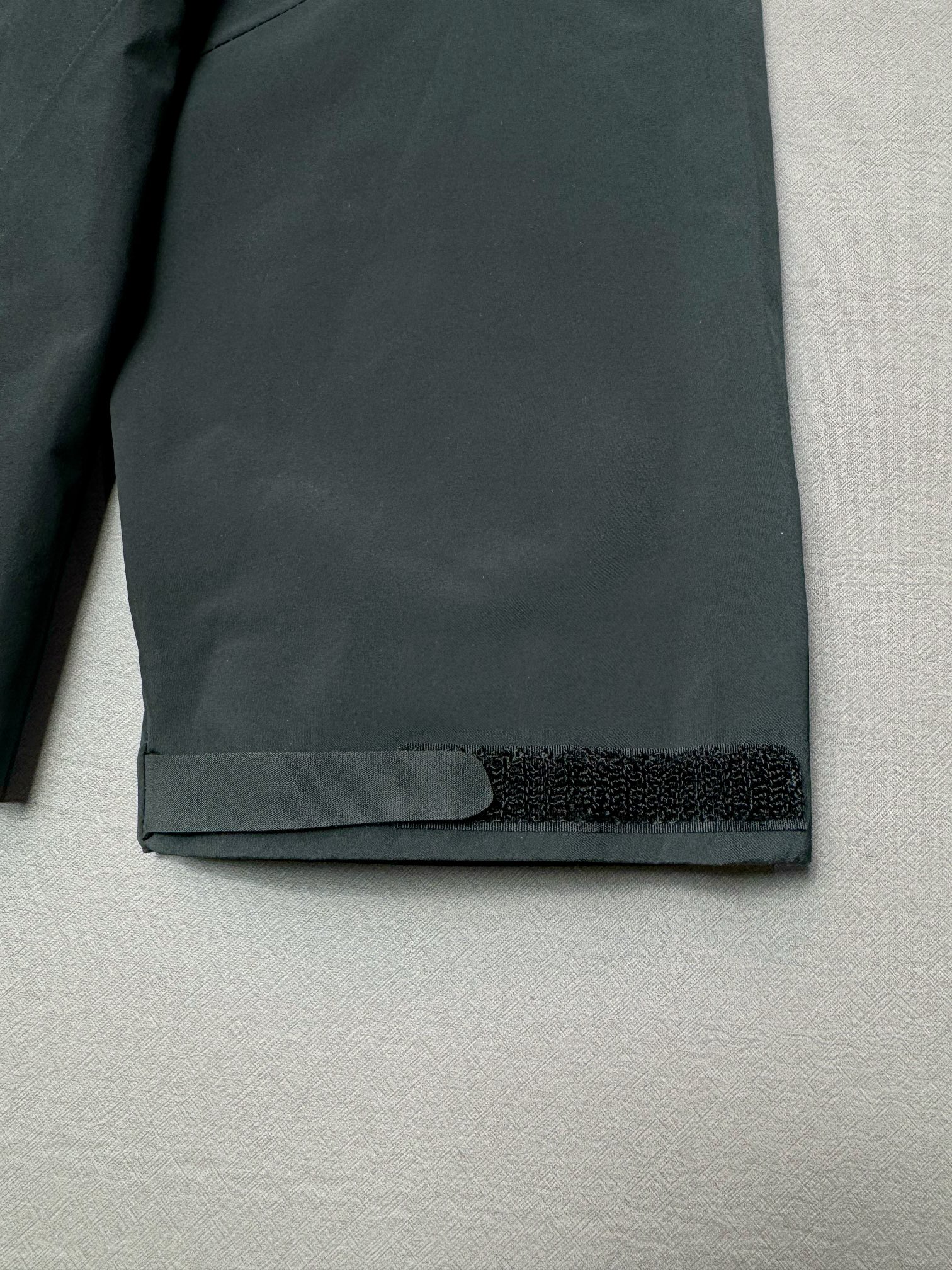 图片[11]-＃TZD Arcteryx Beta Lt 始祖鸟贝塔软壳连帽冲锋衣外套 台州顶级批次 现货供应 面料采用原厂防水N100d-X 3L ISO标准90（ISO4）级别的 GORE-TEX PRO 科技面料 透气性达到原厂标准5000+数值 面料特点 防污 防风 防尘 做到三防 耐寒 保温 男女同款 版型宽松百搭 户外运动防水 全套五金原厂定制Logo 无论是户外出行 还是日常通勤都是衣橱必备单品 尺码：S-XL-选品中心