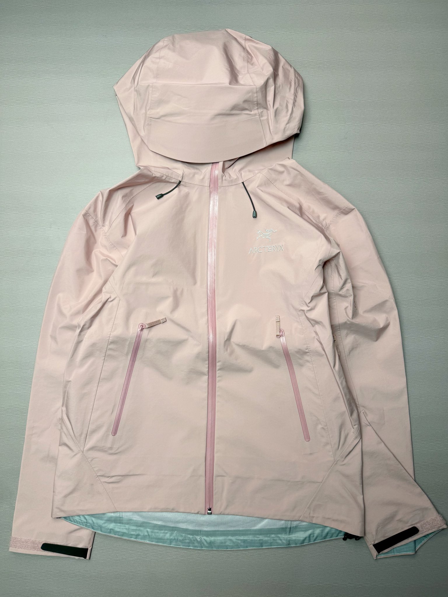 ＃TZD Arcteryx Beta Lt 始祖鸟贝塔软壳连帽冲锋衣外套 台州顶级批次 现货供应 面料采用原厂防水N100d-X 3L ISO标准90（ISO4）级别的 GORE-TEX PRO 科技面料 透气性达到原厂标准5000+数值 面料特点 防污 防风 防尘 做到三防 耐寒 保温 男女同款 版型宽松百搭 户外运动防水 全套五金原厂定制Logo 无论是户外出行 还是日常通勤都是衣橱必备单品 尺码：S-XL-选品中心