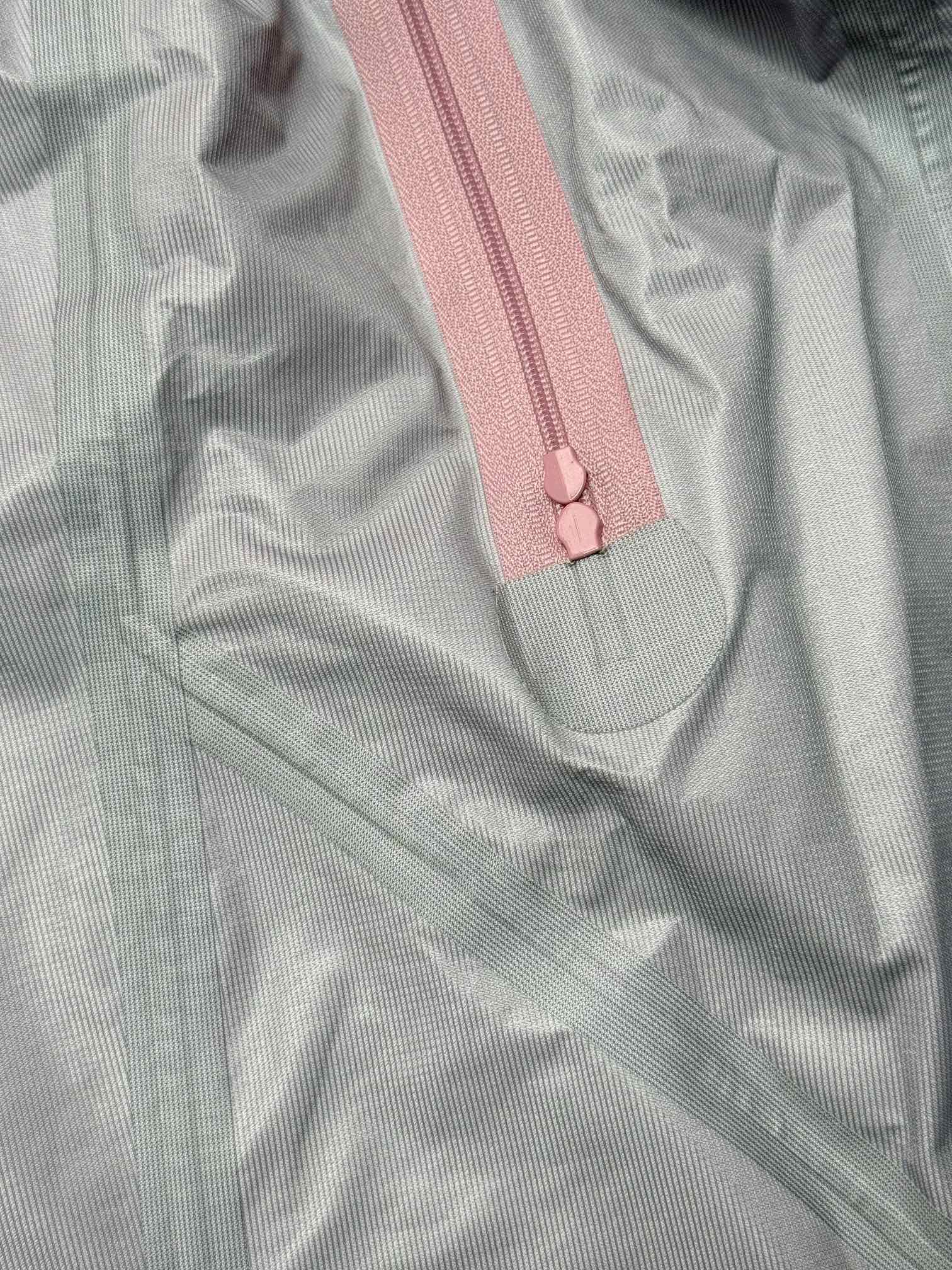 图片[10]-＃TZD Arcteryx Beta Lt 始祖鸟贝塔软壳连帽冲锋衣外套 台州顶级批次 现货供应 面料采用原厂防水N100d-X 3L ISO标准90（ISO4）级别的 GORE-TEX PRO 科技面料 透气性达到原厂标准5000+数值 面料特点 防污 防风 防尘 做到三防 耐寒 保温 男女同款 版型宽松百搭 户外运动防水 全套五金原厂定制Logo 无论是户外出行 还是日常通勤都是衣橱必备单品 尺码：S-XL-选品中心