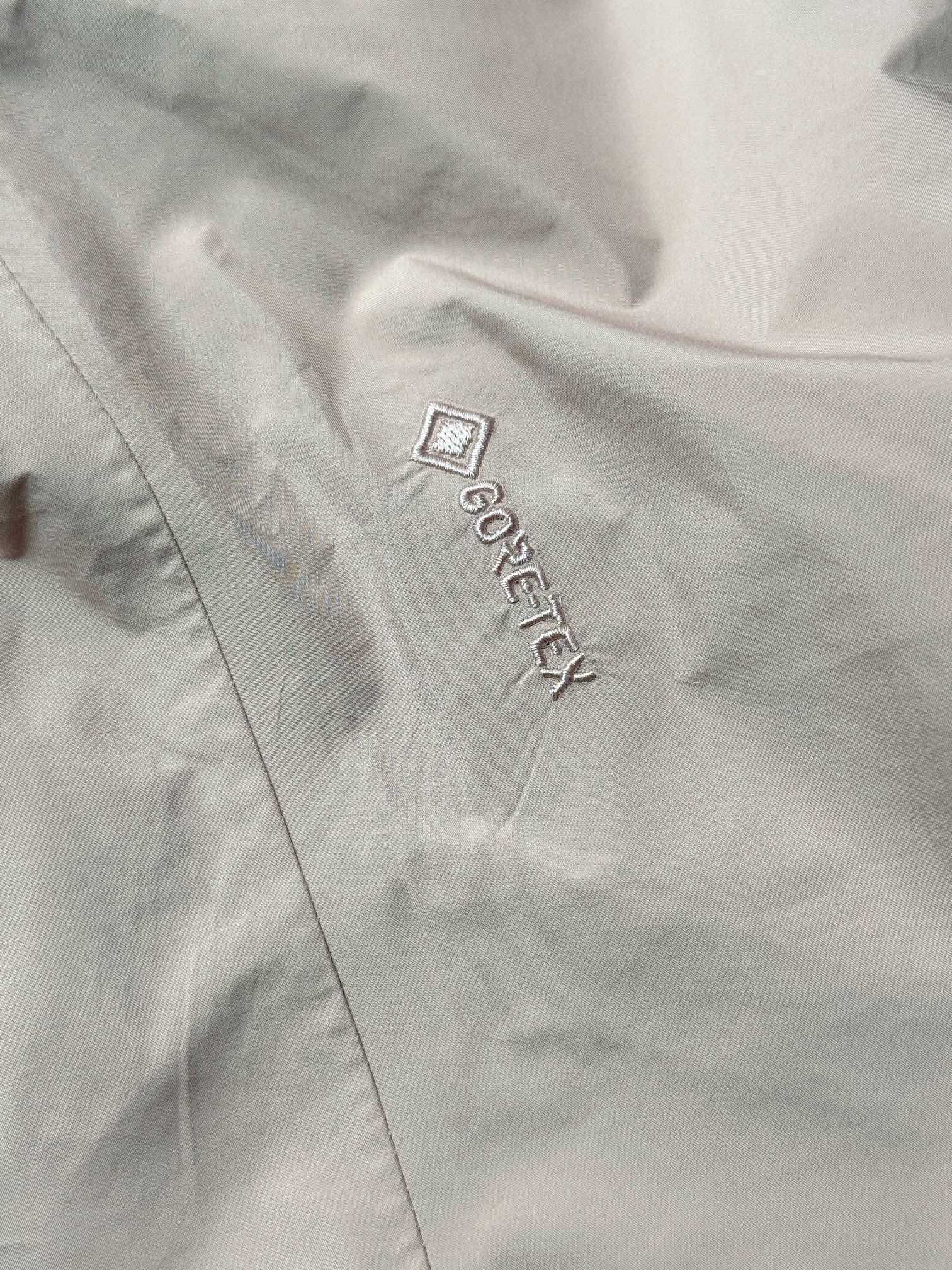 图片[5]-＃TZD Arcteryx Beta Lt 始祖鸟贝塔软壳连帽冲锋衣外套 台州顶级批次 现货供应 面料采用原厂防水N100d-X 3L ISO标准90（ISO4）级别的 GORE-TEX PRO 科技面料 透气性达到原厂标准5000+数值 面料特点 防污 防风 防尘 做到三防 耐寒 保温 男女同款 版型宽松百搭 户外运动防水 全套五金原厂定制Logo 无论是户外出行 还是日常通勤都是衣橱必备单品 尺码：S-XL-选品中心