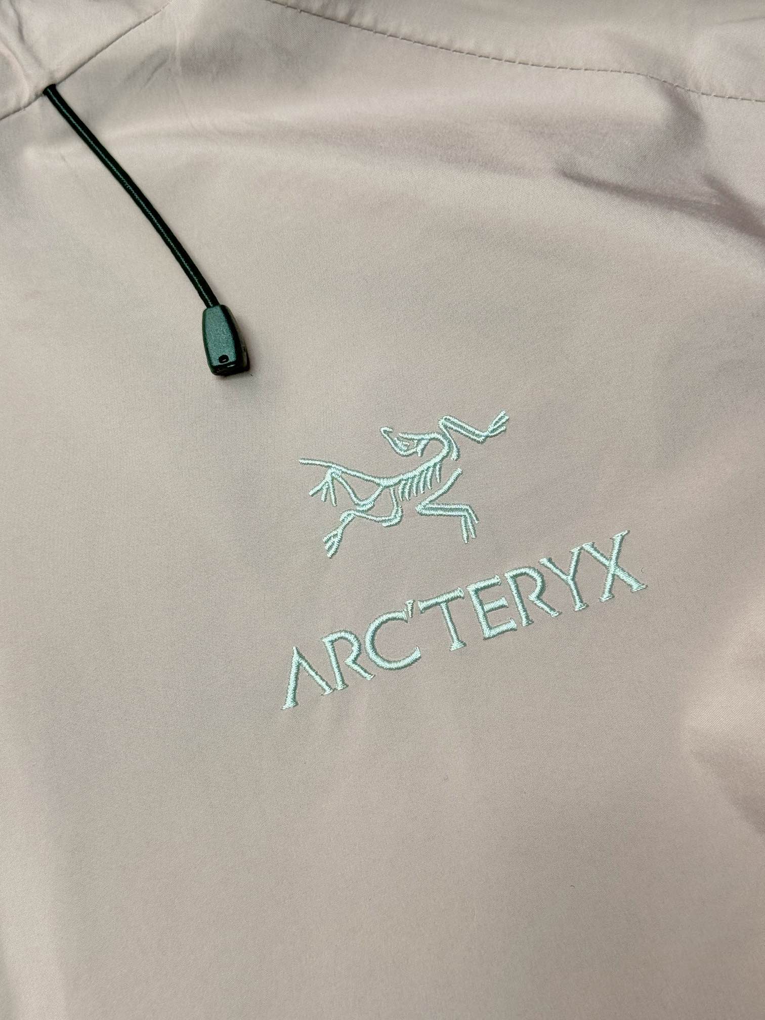 图片[4]-＃TZD Arcteryx Beta Lt 始祖鸟贝塔软壳连帽冲锋衣外套 台州顶级批次 现货供应 面料采用原厂防水N100d-X 3L ISO标准90（ISO4）级别的 GORE-TEX PRO 科技面料 透气性达到原厂标准5000+数值 面料特点 防污 防风 防尘 做到三防 耐寒 保温 男女同款 版型宽松百搭 户外运动防水 全套五金原厂定制Logo 无论是户外出行 还是日常通勤都是衣橱必备单品 尺码：S-XL-选品中心