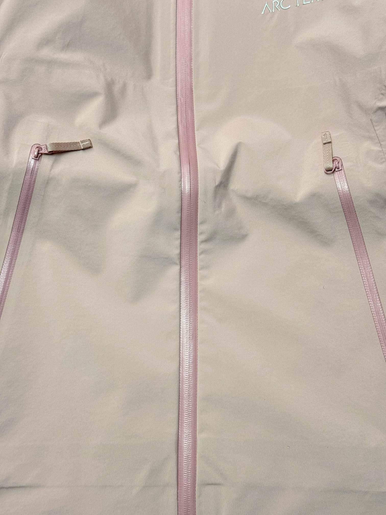 图片[3]-＃TZD Arcteryx Beta Lt 始祖鸟贝塔软壳连帽冲锋衣外套 台州顶级批次 现货供应 面料采用原厂防水N100d-X 3L ISO标准90（ISO4）级别的 GORE-TEX PRO 科技面料 透气性达到原厂标准5000+数值 面料特点 防污 防风 防尘 做到三防 耐寒 保温 男女同款 版型宽松百搭 户外运动防水 全套五金原厂定制Logo 无论是户外出行 还是日常通勤都是衣橱必备单品 尺码：S-XL-选品中心