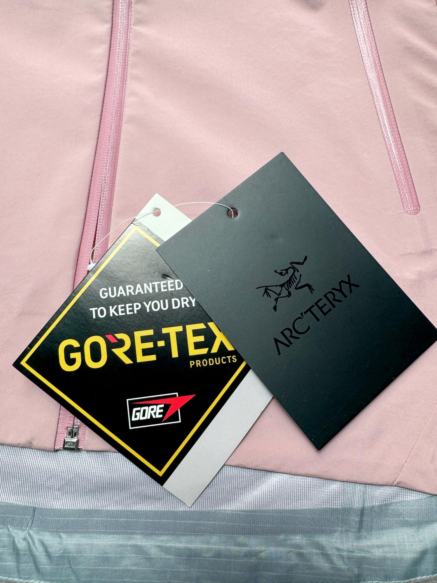 图片[9]-＃TZD Arcteryx Beta Lt 始祖鸟贝塔软壳连帽冲锋衣外套 台州顶级批次 现货供应 面料采用原厂防水N100d-X 3L ISO标准90（ISO4）级别的 GORE-TEX PRO 科技面料 透气性达到原厂标准5000+数值 面料特点 防污 防风 防尘 做到三防 耐寒 保温 男女同款 版型宽松百搭 户外运动防水 全套五金原厂定制Logo 无论是户外出行 还是日常通勤都是衣橱必备单品 尺码：S-XL-选品中心