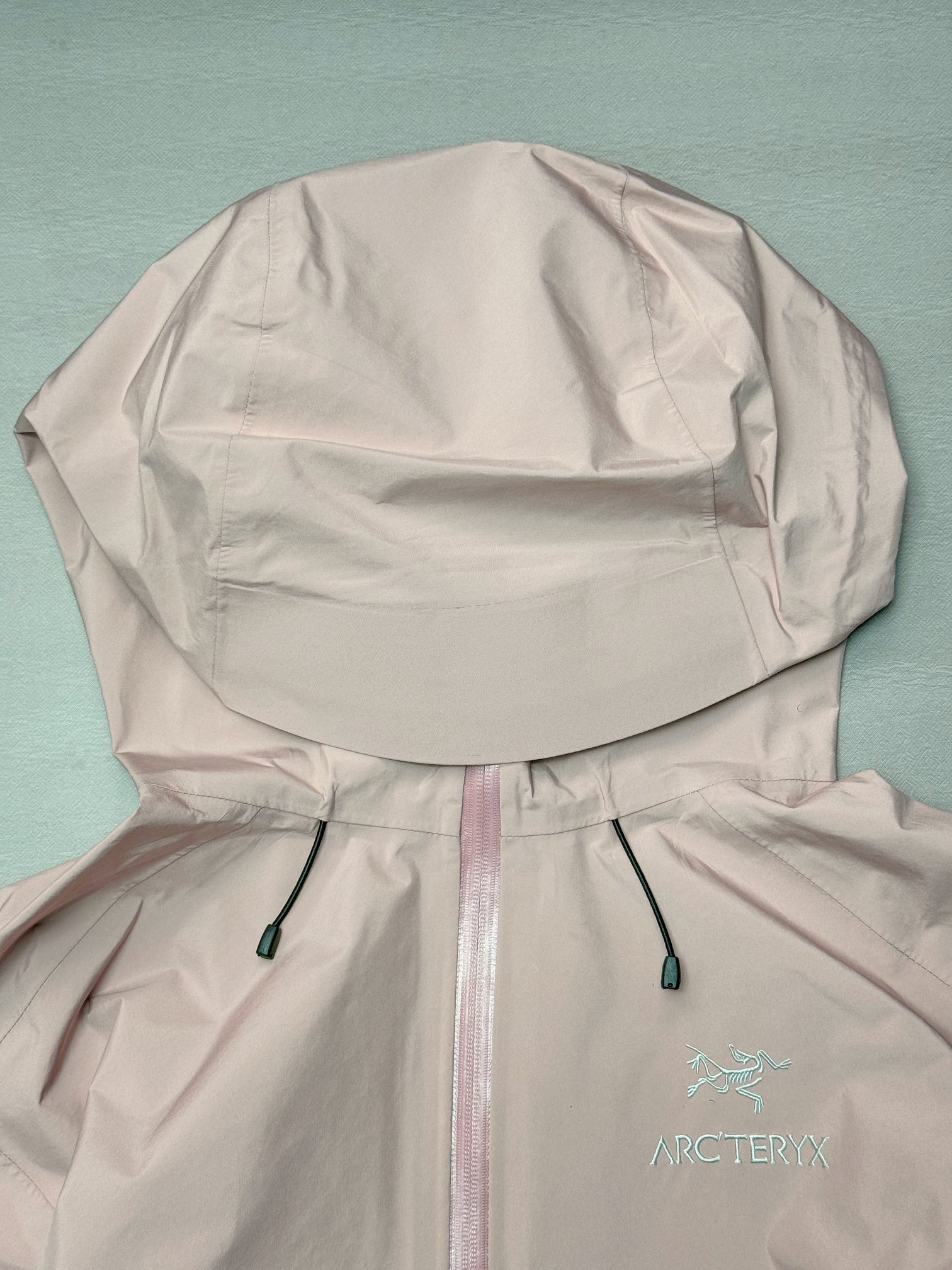 图片[2]-＃TZD Arcteryx Beta Lt 始祖鸟贝塔软壳连帽冲锋衣外套 台州顶级批次 现货供应 面料采用原厂防水N100d-X 3L ISO标准90（ISO4）级别的 GORE-TEX PRO 科技面料 透气性达到原厂标准5000+数值 面料特点 防污 防风 防尘 做到三防 耐寒 保温 男女同款 版型宽松百搭 户外运动防水 全套五金原厂定制Logo 无论是户外出行 还是日常通勤都是衣橱必备单品 尺码：S-XL-选品中心