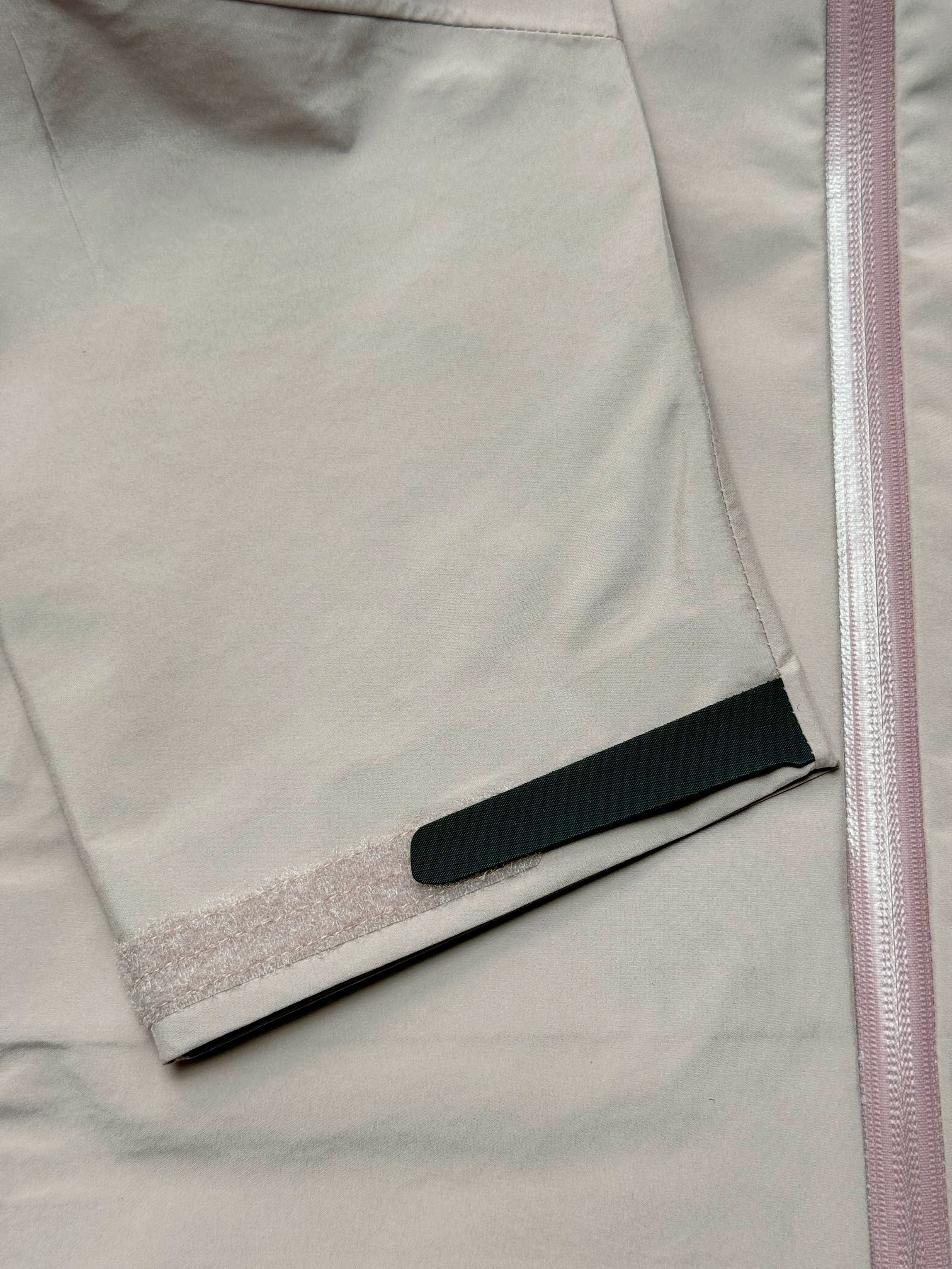 图片[8]-＃TZD Arcteryx Beta Lt 始祖鸟贝塔软壳连帽冲锋衣外套 台州顶级批次 现货供应 面料采用原厂防水N100d-X 3L ISO标准90（ISO4）级别的 GORE-TEX PRO 科技面料 透气性达到原厂标准5000+数值 面料特点 防污 防风 防尘 做到三防 耐寒 保温 男女同款 版型宽松百搭 户外运动防水 全套五金原厂定制Logo 无论是户外出行 还是日常通勤都是衣橱必备单品 尺码：S-XL-选品中心