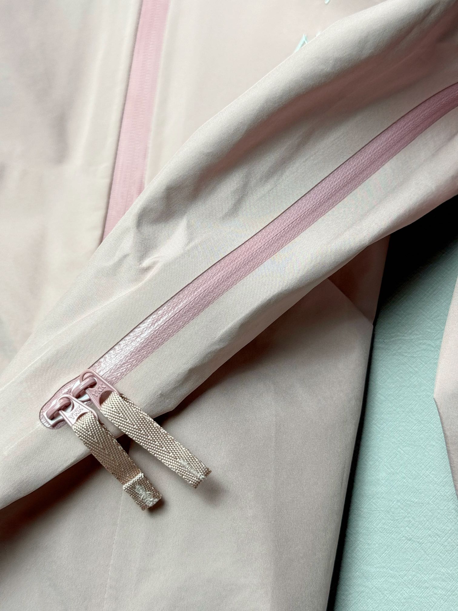 图片[6]-＃TZD Arcteryx Beta Lt 始祖鸟贝塔软壳连帽冲锋衣外套 台州顶级批次 现货供应 面料采用原厂防水N100d-X 3L ISO标准90（ISO4）级别的 GORE-TEX PRO 科技面料 透气性达到原厂标准5000+数值 面料特点 防污 防风 防尘 做到三防 耐寒 保温 男女同款 版型宽松百搭 户外运动防水 全套五金原厂定制Logo 无论是户外出行 还是日常通勤都是衣橱必备单品 尺码：S-XL-选品中心