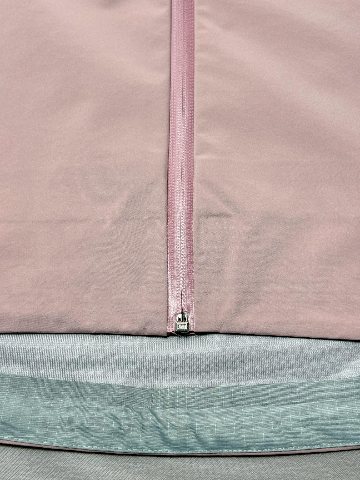 图片[7]-＃TZD Arcteryx Beta Lt 始祖鸟贝塔软壳连帽冲锋衣外套 台州顶级批次 现货供应 面料采用原厂防水N100d-X 3L ISO标准90（ISO4）级别的 GORE-TEX PRO 科技面料 透气性达到原厂标准5000+数值 面料特点 防污 防风 防尘 做到三防 耐寒 保温 男女同款 版型宽松百搭 户外运动防水 全套五金原厂定制Logo 无论是户外出行 还是日常通勤都是衣橱必备单品 尺码：S-XL-选品中心