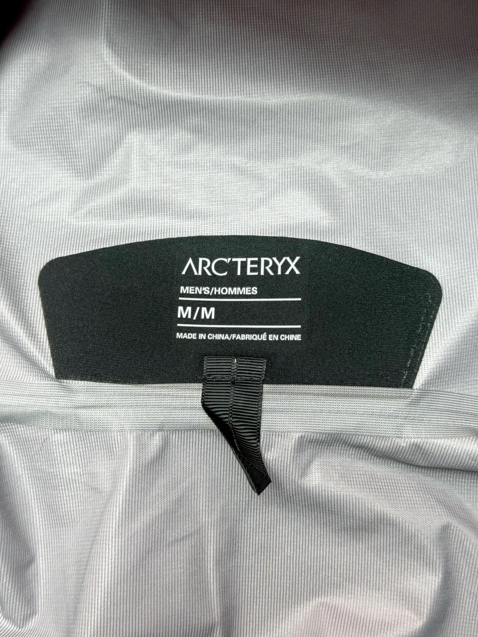 图片[12]-＃TZD Arcteryx Beta Lt 始祖鸟贝塔软壳连帽冲锋衣外套 台州顶级批次 现货供应 面料采用原厂防水N100d-X 3L ISO标准90（ISO4）级别的 GORE-TEX PRO 科技面料 透气性达到原厂标准5000+数值 面料特点 防污 防风 防尘 做到三防 耐寒 保温 男女同款 版型宽松百搭 户外运动防水 全套五金原厂定制Logo 无论是户外出行 还是日常通勤都是衣橱必备单品 尺码：S-XL-选品中心