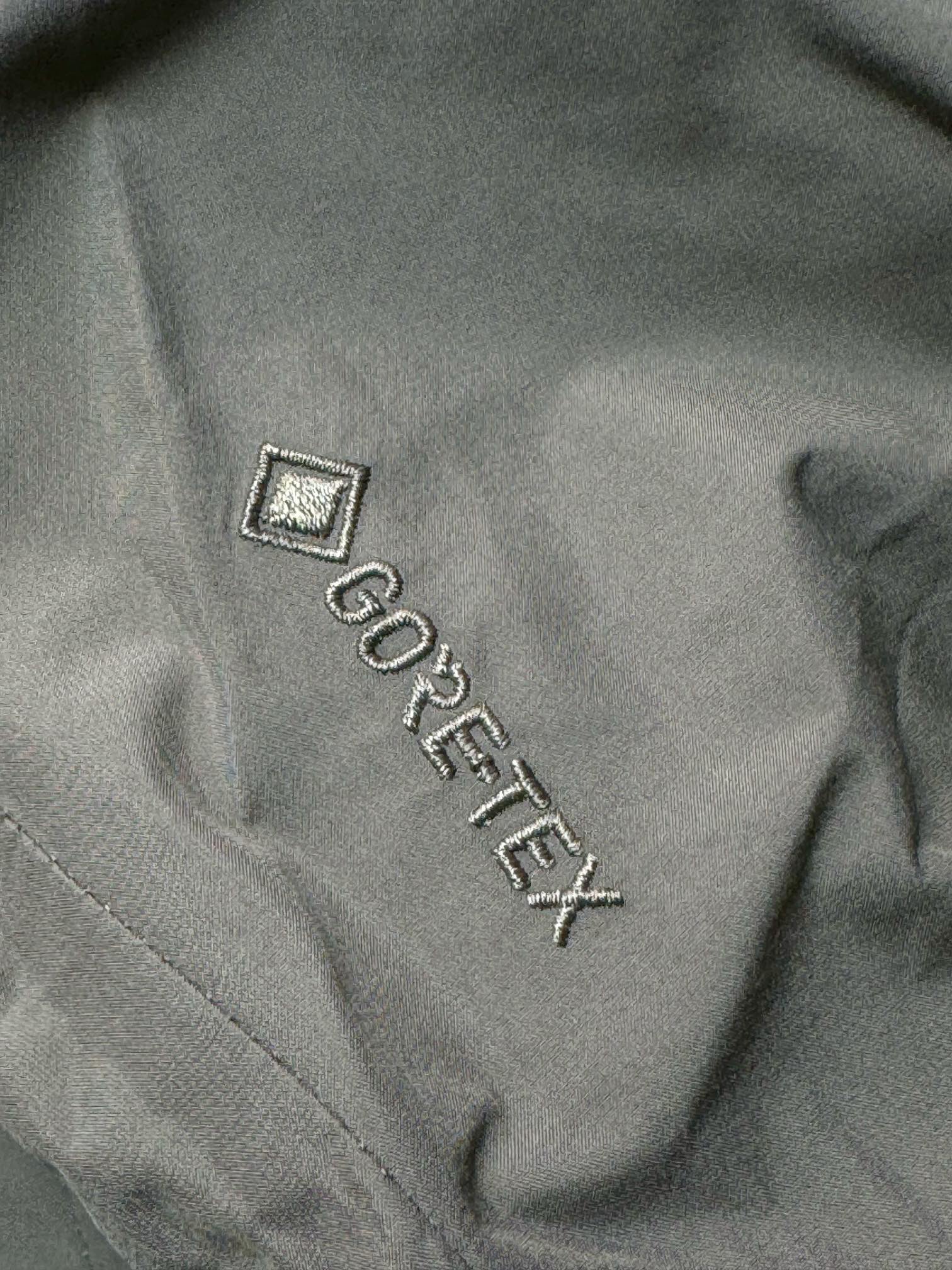 图片[6]-＃TZD Arcteryx Beta Lt 始祖鸟贝塔软壳连帽冲锋衣外套 台州顶级批次 现货供应 面料采用原厂防水N100d-X 3L ISO标准90（ISO4）级别的 GORE-TEX PRO 科技面料 透气性达到原厂标准5000+数值 面料特点 防污 防风 防尘 做到三防 耐寒 保温 男女同款 版型宽松百搭 户外运动防水 全套五金原厂定制Logo 无论是户外出行 还是日常通勤都是衣橱必备单品 尺码：S-XL-选品中心