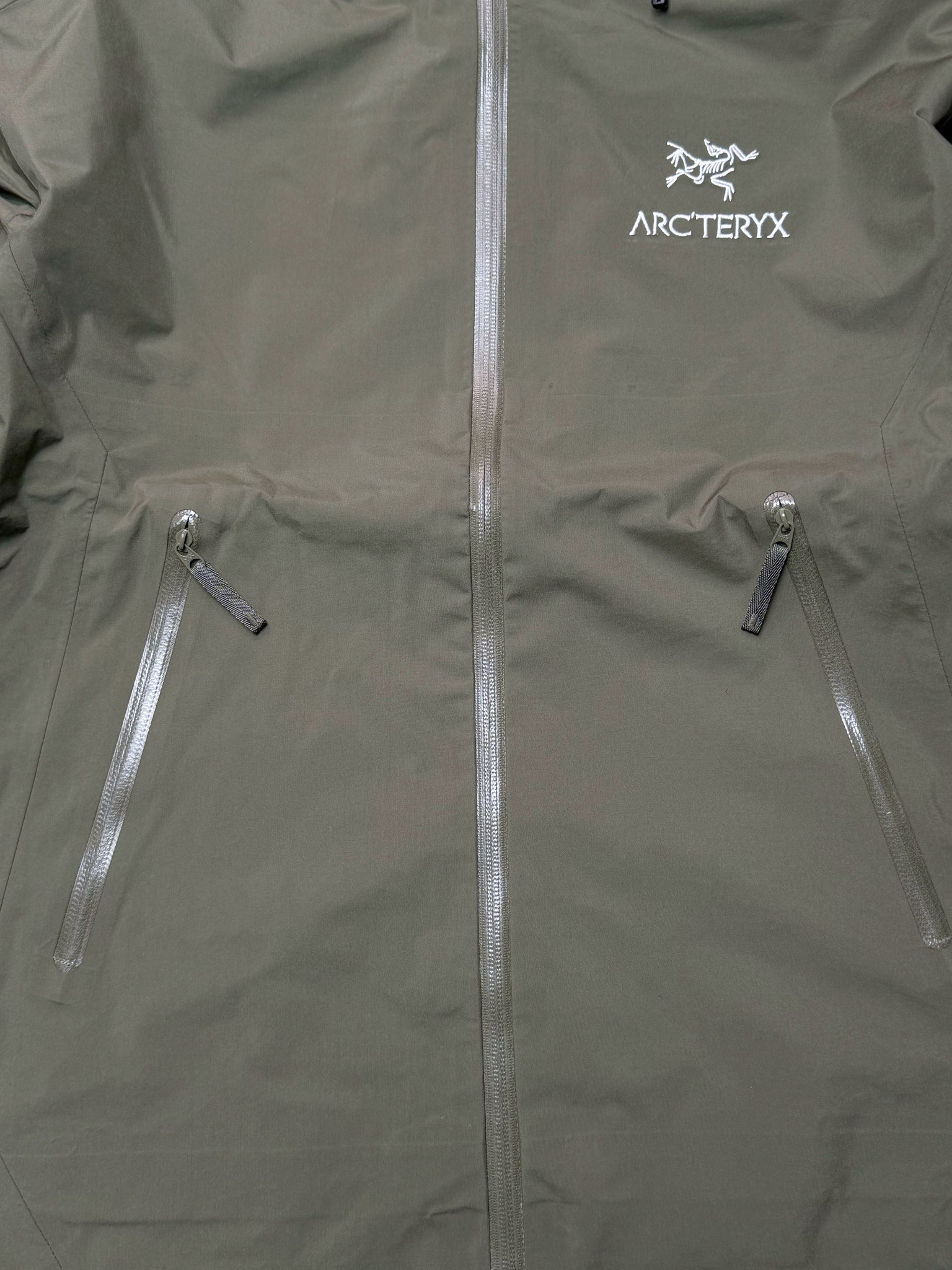图片[7]-＃TZD Arcteryx Beta Lt 始祖鸟贝塔软壳连帽冲锋衣外套 台州顶级批次 现货供应 面料采用原厂防水N100d-X 3L ISO标准90（ISO4）级别的 GORE-TEX PRO 科技面料 透气性达到原厂标准5000+数值 面料特点 防污 防风 防尘 做到三防 耐寒 保温 男女同款 版型宽松百搭 户外运动防水 全套五金原厂定制Logo 无论是户外出行 还是日常通勤都是衣橱必备单品 尺码：S-XL-选品中心