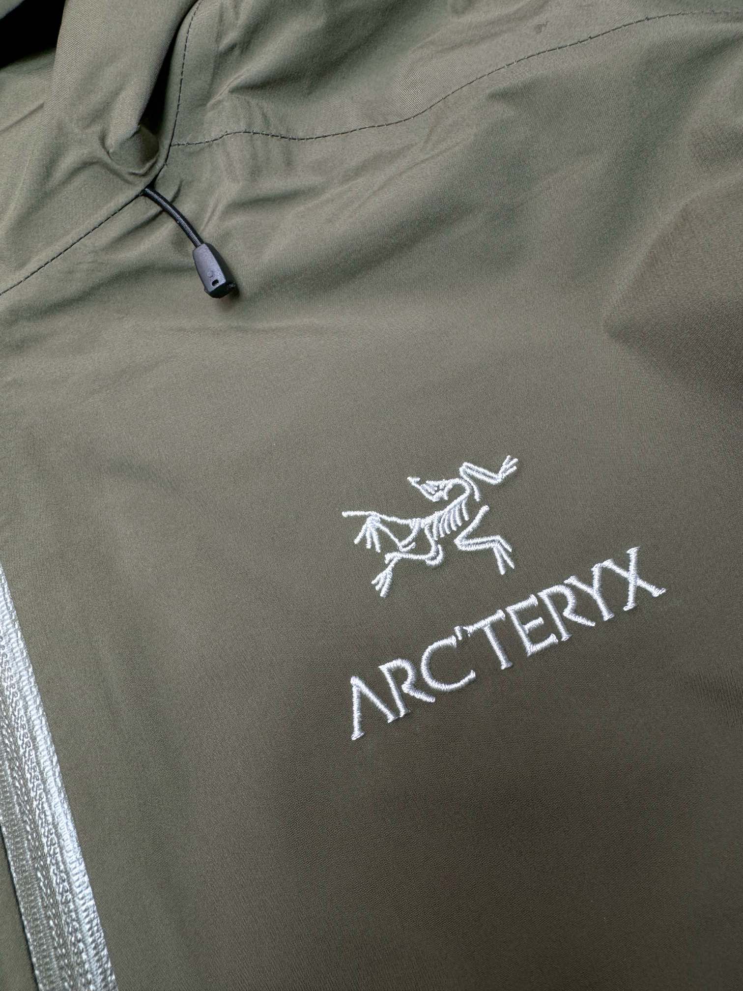 图片[4]-＃TZD Arcteryx Beta Lt 始祖鸟贝塔软壳连帽冲锋衣外套 台州顶级批次 现货供应 面料采用原厂防水N100d-X 3L ISO标准90（ISO4）级别的 GORE-TEX PRO 科技面料 透气性达到原厂标准5000+数值 面料特点 防污 防风 防尘 做到三防 耐寒 保温 男女同款 版型宽松百搭 户外运动防水 全套五金原厂定制Logo 无论是户外出行 还是日常通勤都是衣橱必备单品 尺码：S-XL-选品中心
