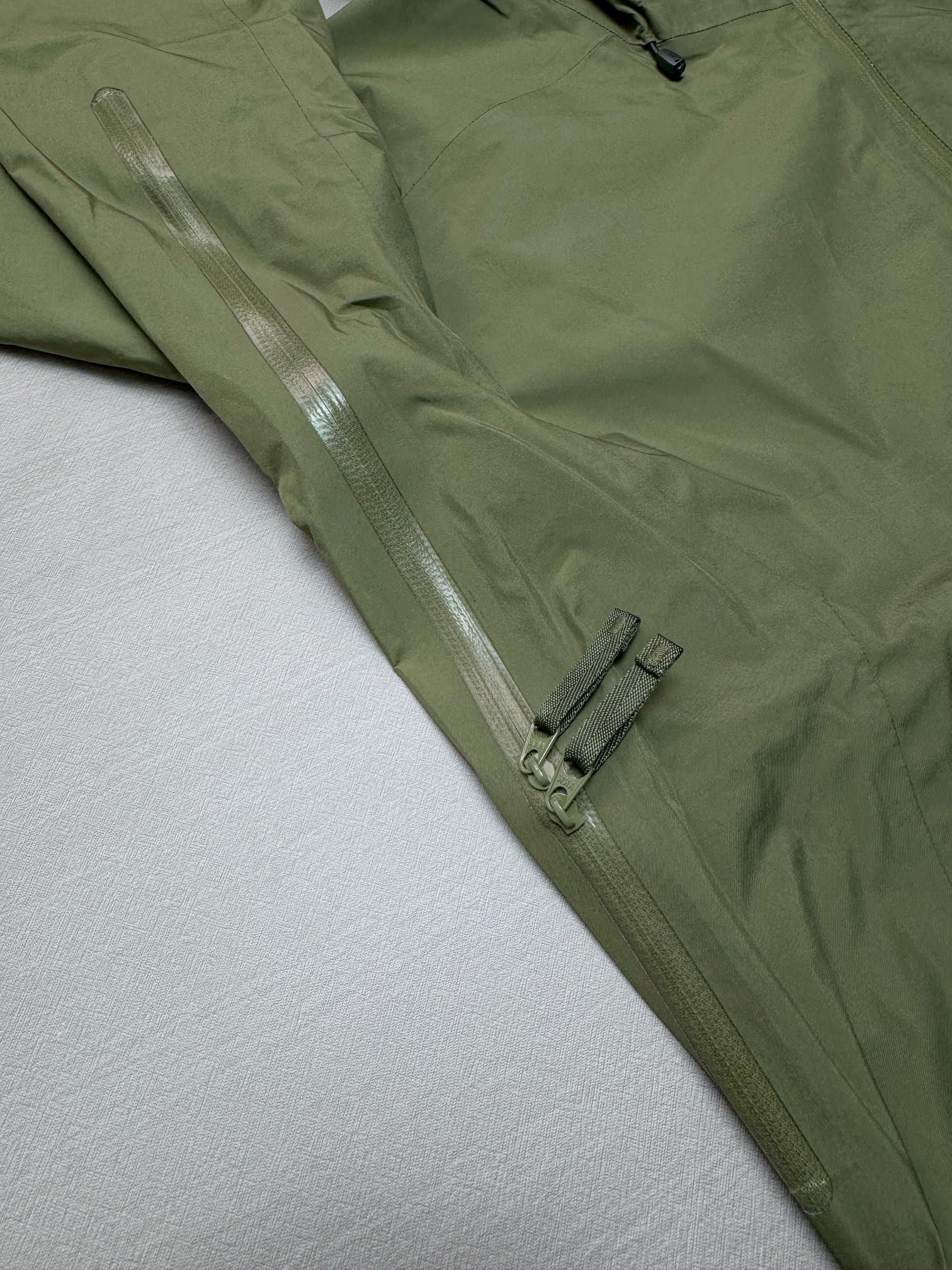 图片[9]-＃TZD Arcteryx Beta Lt 始祖鸟贝塔软壳连帽冲锋衣外套 台州顶级批次 现货供应 面料采用原厂防水N100d-X 3L ISO标准90（ISO4）级别的 GORE-TEX PRO 科技面料 透气性达到原厂标准5000+数值 面料特点 防污 防风 防尘 做到三防 耐寒 保温 男女同款 版型宽松百搭 户外运动防水 全套五金原厂定制Logo 无论是户外出行 还是日常通勤都是衣橱必备单品 尺码：S-XL-选品中心