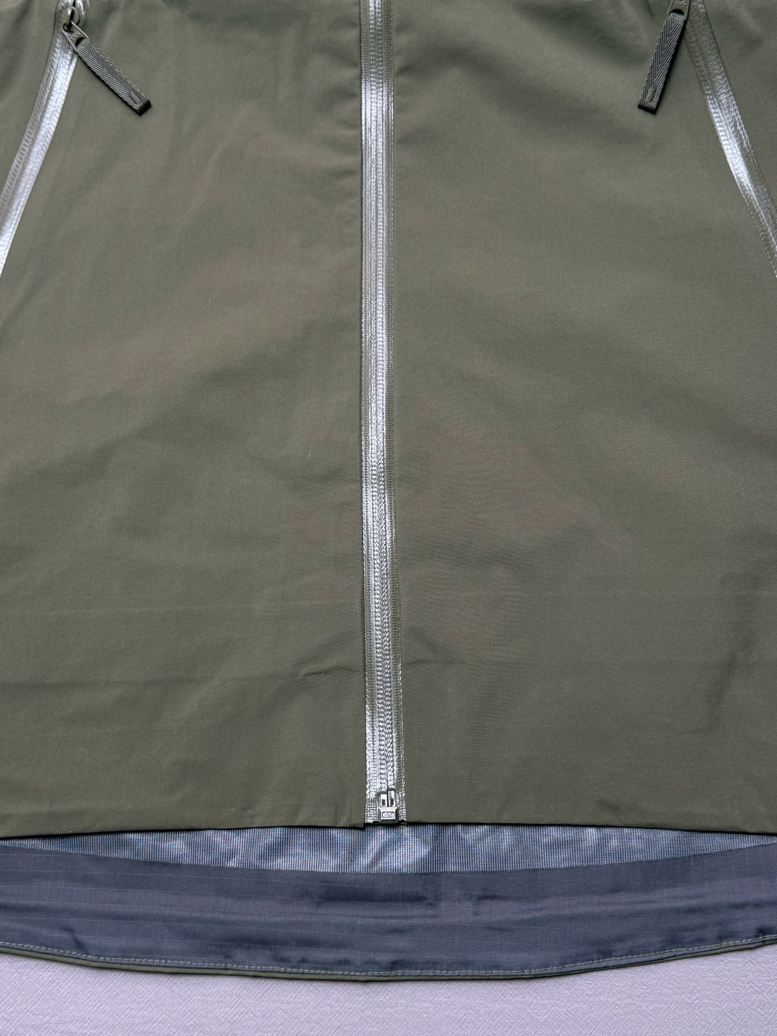 图片[8]-＃TZD Arcteryx Beta Lt 始祖鸟贝塔软壳连帽冲锋衣外套 台州顶级批次 现货供应 面料采用原厂防水N100d-X 3L ISO标准90（ISO4）级别的 GORE-TEX PRO 科技面料 透气性达到原厂标准5000+数值 面料特点 防污 防风 防尘 做到三防 耐寒 保温 男女同款 版型宽松百搭 户外运动防水 全套五金原厂定制Logo 无论是户外出行 还是日常通勤都是衣橱必备单品 尺码：S-XL-选品中心