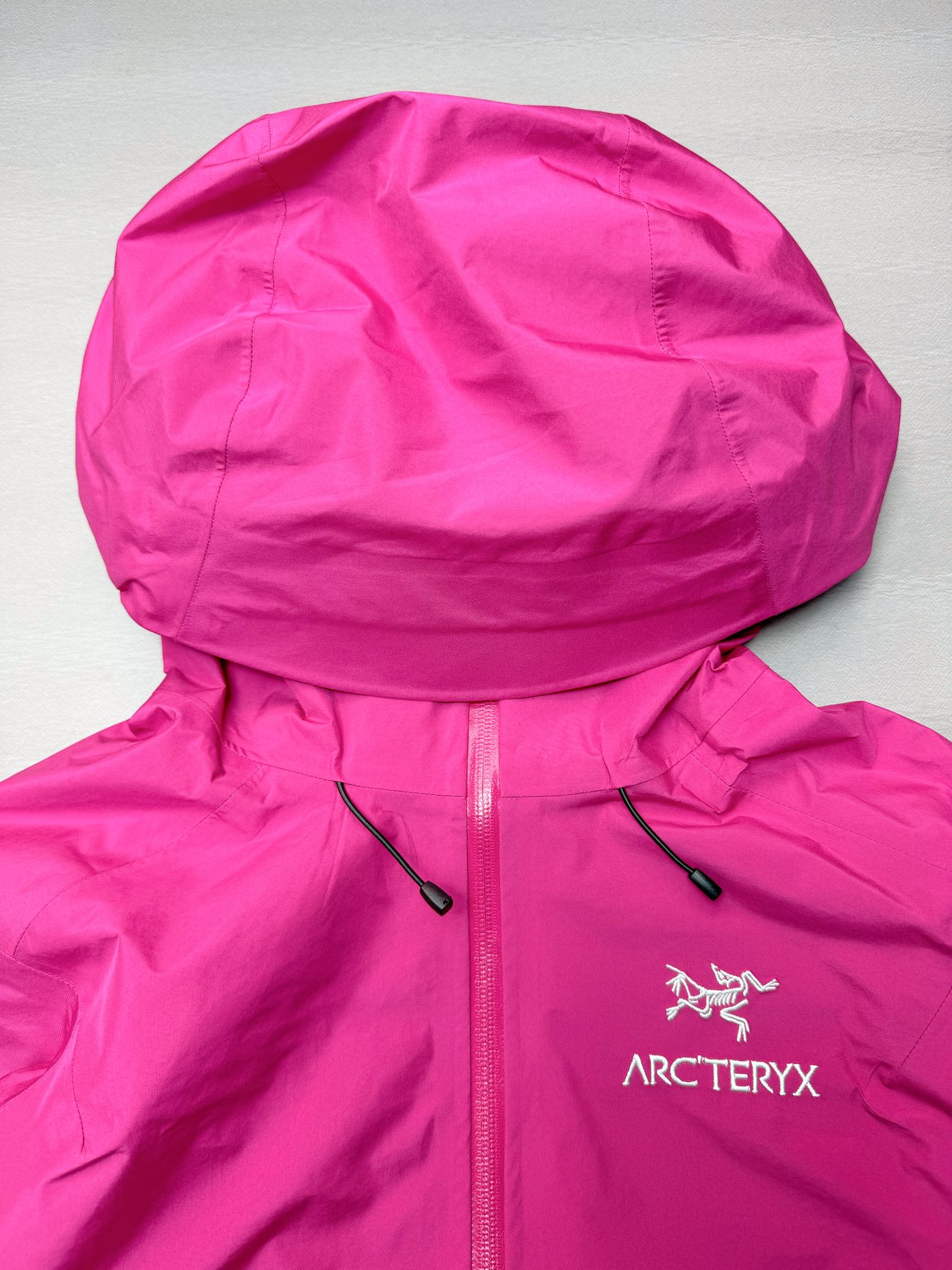 图片[2]-＃TZD Arcteryx Beta Lt 始祖鸟贝塔软壳连帽冲锋衣外套 台州顶级批次 现货供应 面料采用原厂防水N100d-X 3L ISO标准90（ISO4）级别的 GORE-TEX PRO 科技面料 透气性达到原厂标准5000+数值 面料特点 防污 防风 防尘 做到三防 耐寒 保温 男女同款 版型宽松百搭 户外运动防水 全套五金原厂定制Logo 无论是户外出行 还是日常通勤都是衣橱必备单品 尺码：S-XL-选品中心