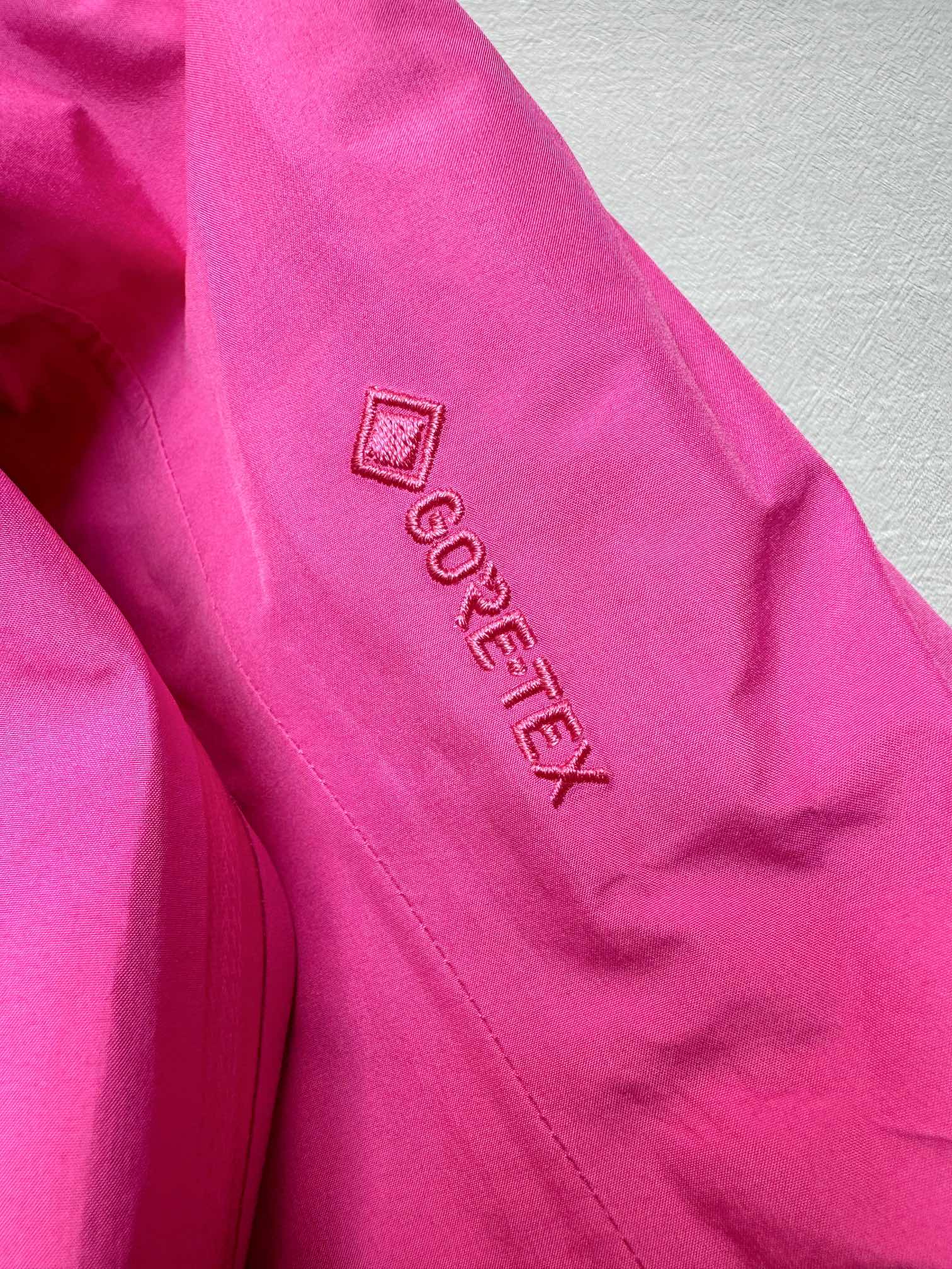 图片[4]-＃TZD Arcteryx Beta Lt 始祖鸟贝塔软壳连帽冲锋衣外套 台州顶级批次 现货供应 面料采用原厂防水N100d-X 3L ISO标准90（ISO4）级别的 GORE-TEX PRO 科技面料 透气性达到原厂标准5000+数值 面料特点 防污 防风 防尘 做到三防 耐寒 保温 男女同款 版型宽松百搭 户外运动防水 全套五金原厂定制Logo 无论是户外出行 还是日常通勤都是衣橱必备单品 尺码：S-XL-选品中心