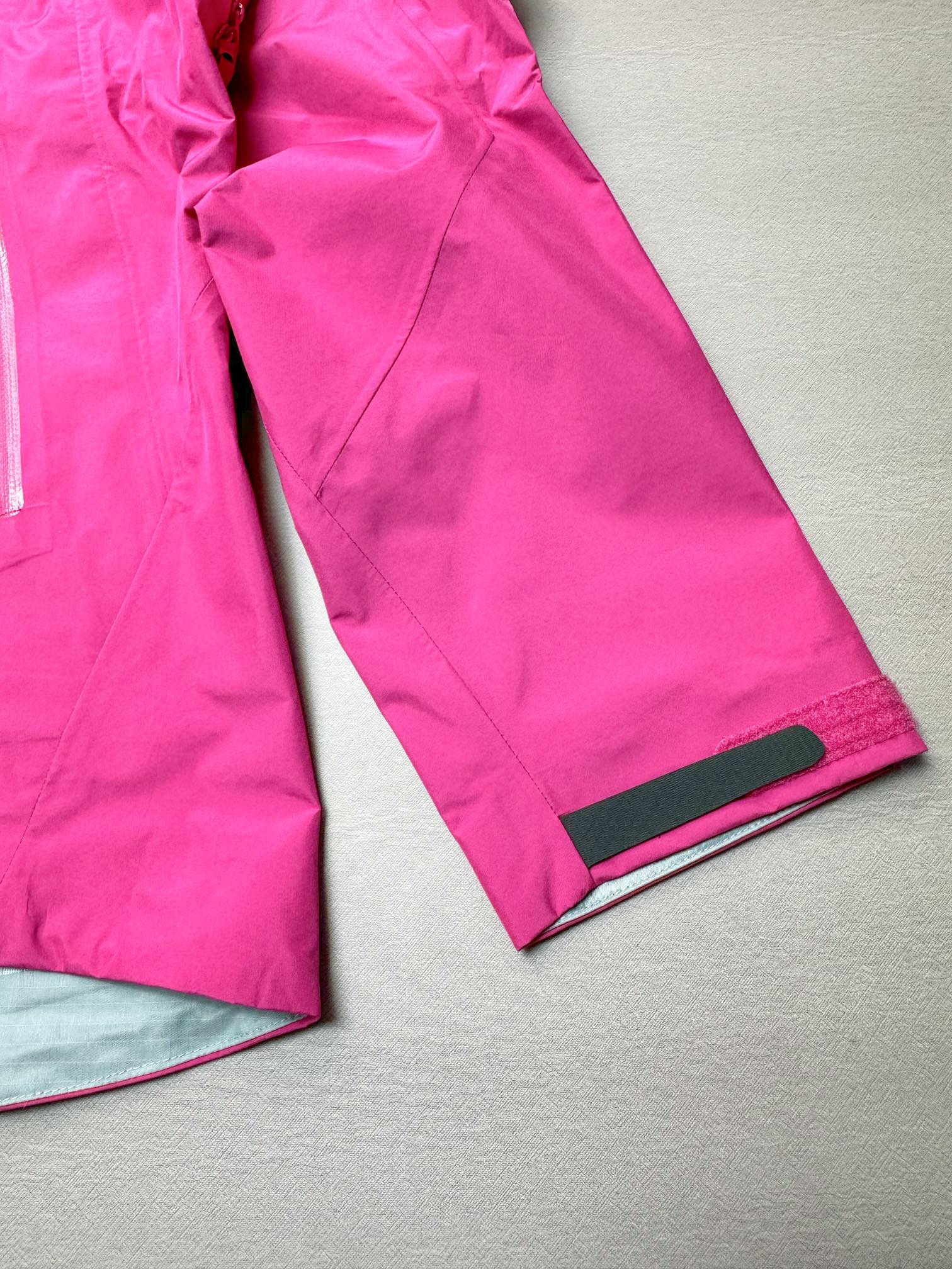 图片[3]-＃TZD Arcteryx Beta Lt 始祖鸟贝塔软壳连帽冲锋衣外套 台州顶级批次 现货供应 面料采用原厂防水N100d-X 3L ISO标准90（ISO4）级别的 GORE-TEX PRO 科技面料 透气性达到原厂标准5000+数值 面料特点 防污 防风 防尘 做到三防 耐寒 保温 男女同款 版型宽松百搭 户外运动防水 全套五金原厂定制Logo 无论是户外出行 还是日常通勤都是衣橱必备单品 尺码：S-XL-选品中心