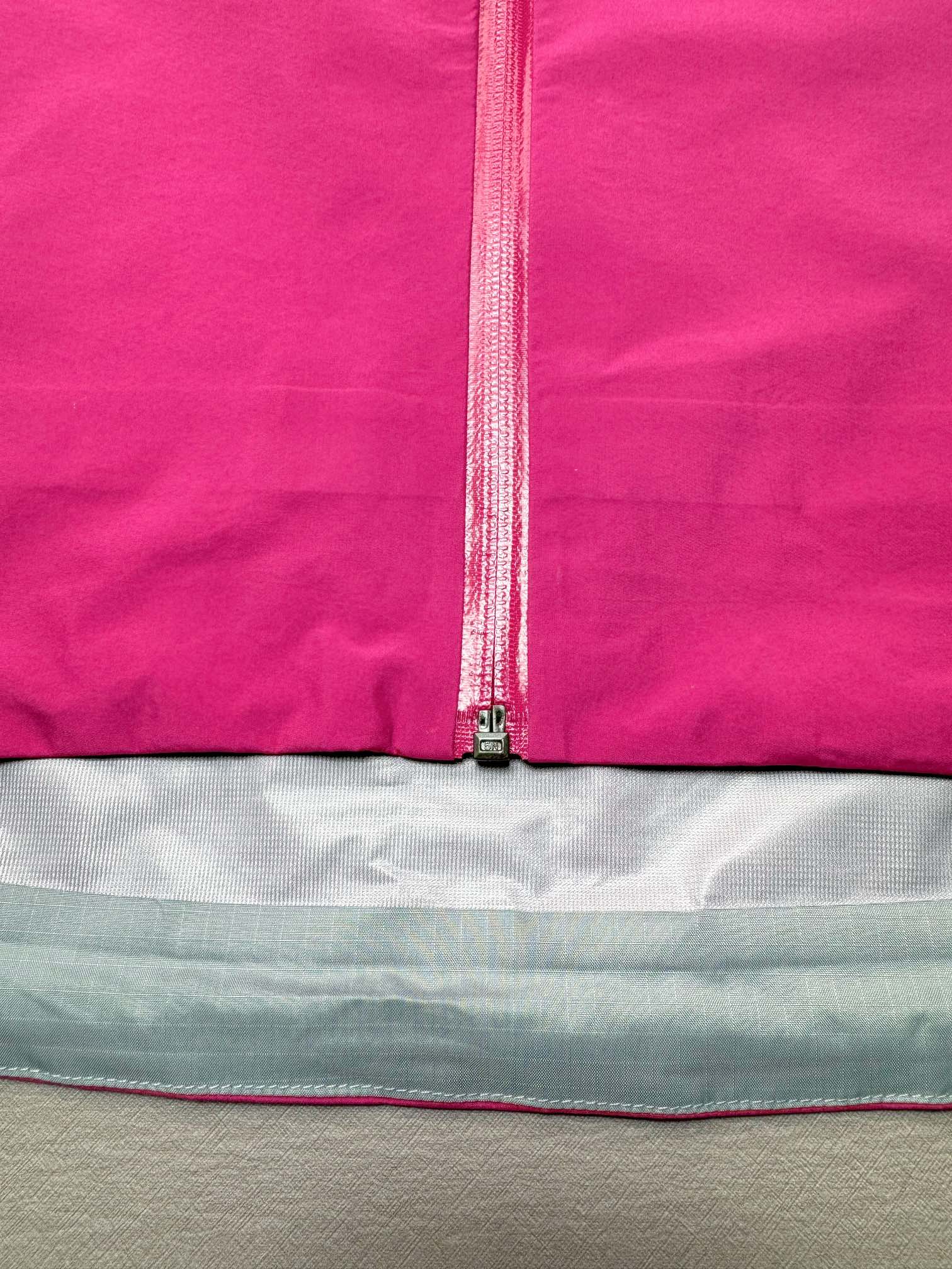 图片[7]-＃TZD Arcteryx Beta Lt 始祖鸟贝塔软壳连帽冲锋衣外套 台州顶级批次 现货供应 面料采用原厂防水N100d-X 3L ISO标准90（ISO4）级别的 GORE-TEX PRO 科技面料 透气性达到原厂标准5000+数值 面料特点 防污 防风 防尘 做到三防 耐寒 保温 男女同款 版型宽松百搭 户外运动防水 全套五金原厂定制Logo 无论是户外出行 还是日常通勤都是衣橱必备单品 尺码：S-XL-选品中心