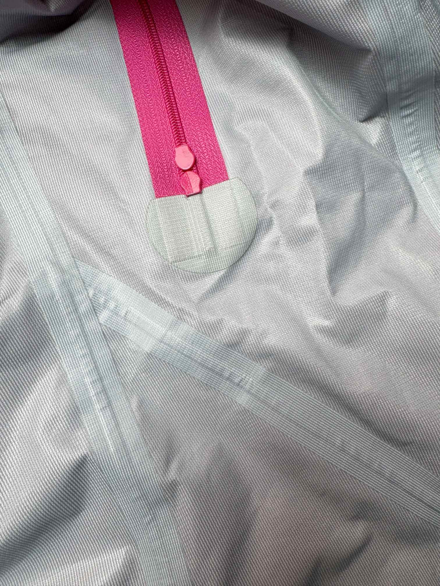 图片[11]-＃TZD Arcteryx Beta Lt 始祖鸟贝塔软壳连帽冲锋衣外套 台州顶级批次 现货供应 面料采用原厂防水N100d-X 3L ISO标准90（ISO4）级别的 GORE-TEX PRO 科技面料 透气性达到原厂标准5000+数值 面料特点 防污 防风 防尘 做到三防 耐寒 保温 男女同款 版型宽松百搭 户外运动防水 全套五金原厂定制Logo 无论是户外出行 还是日常通勤都是衣橱必备单品 尺码：S-XL-选品中心