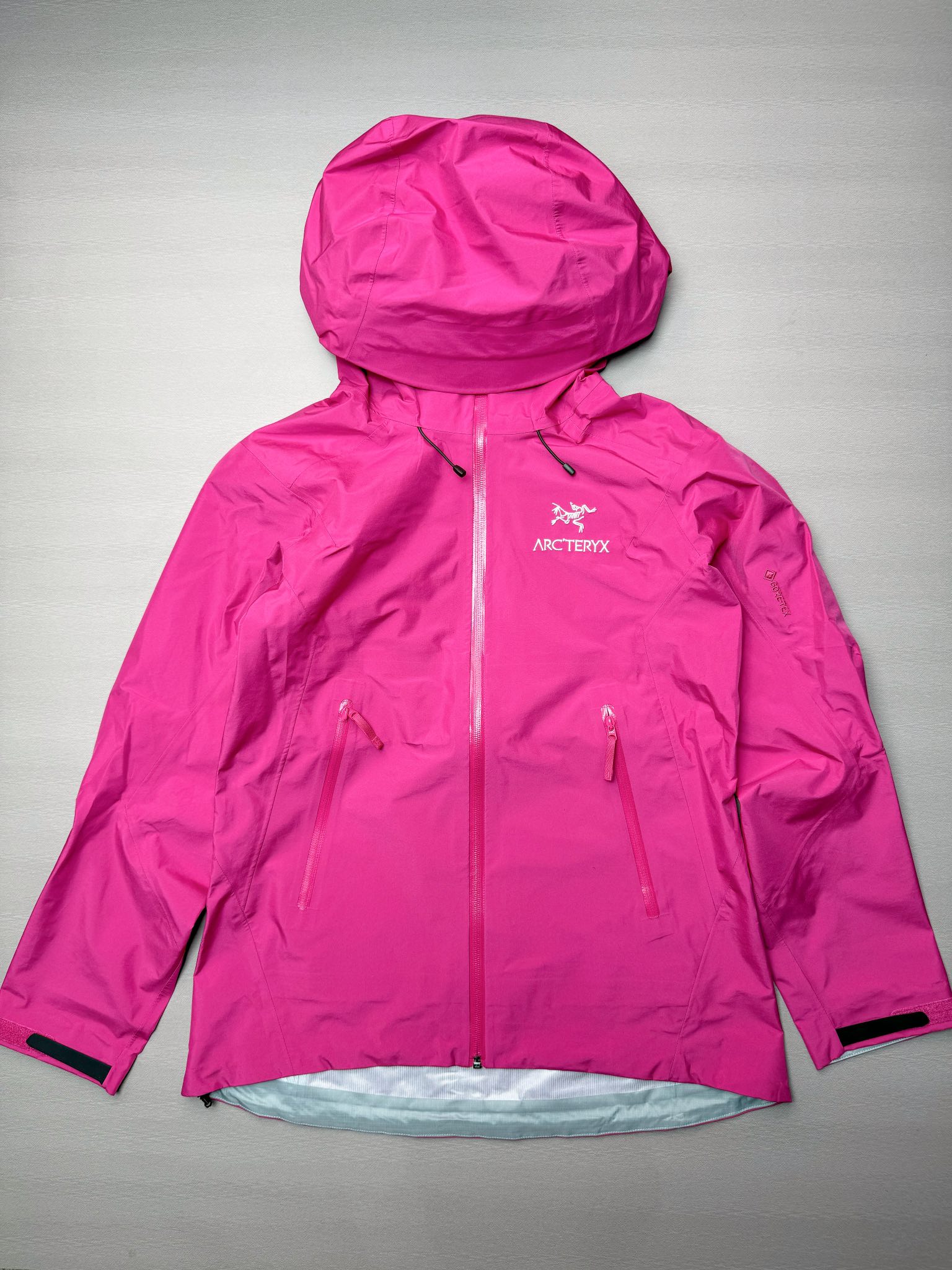 ＃TZD Arcteryx Beta Lt 始祖鸟贝塔软壳连帽冲锋衣外套 台州顶级批次 现货供应 面料采用原厂防水N100d-X 3L ISO标准90（ISO4）级别的 GORE-TEX PRO 科技面料 透气性达到原厂标准5000+数值 面料特点 防污 防风 防尘 做到三防 耐寒 保温 男女同款 版型宽松百搭 户外运动防水 全套五金原厂定制Logo 无论是户外出行 还是日常通勤都是衣橱必备单品 尺码：S-XL-选品中心