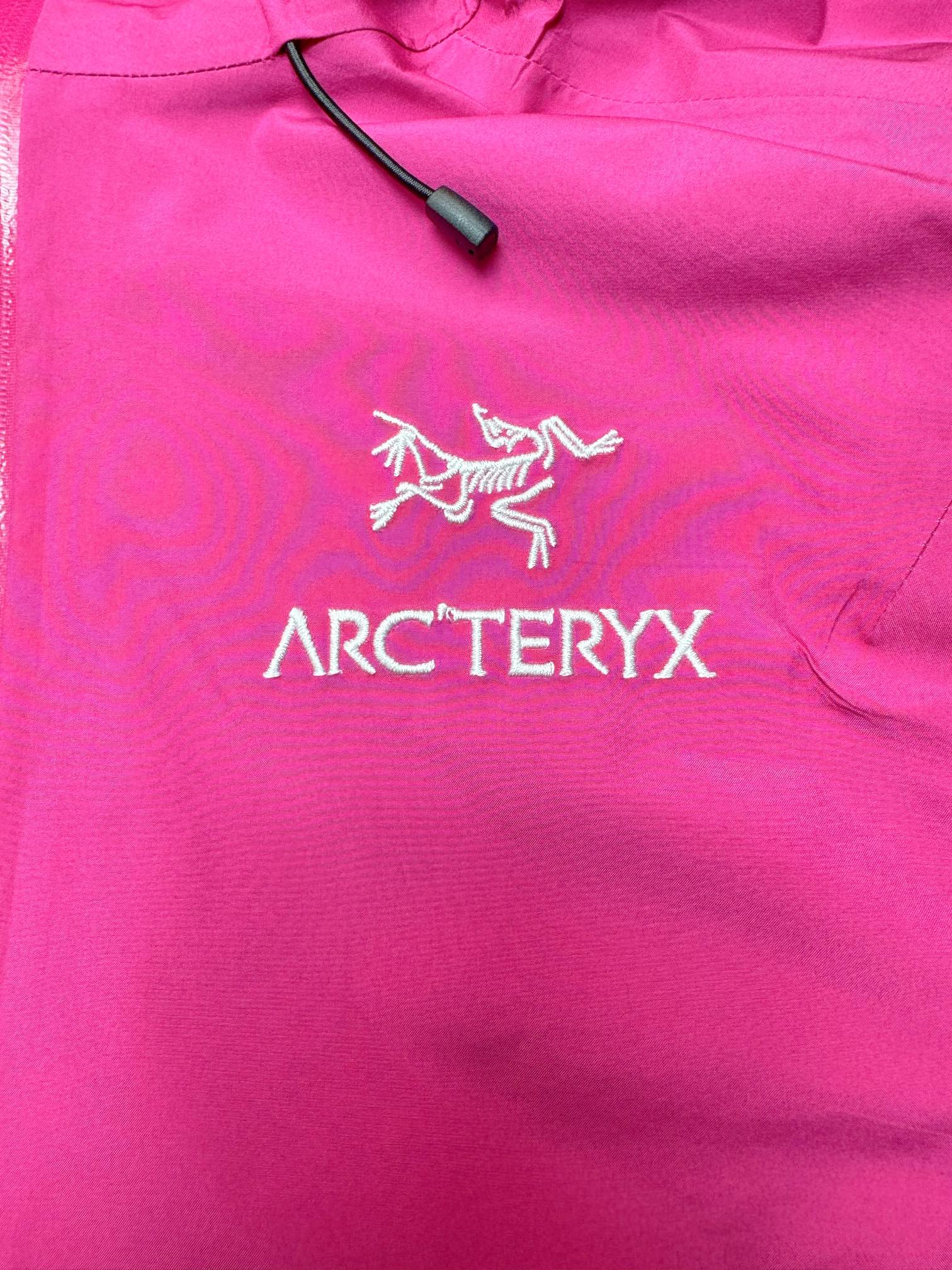 图片[5]-＃TZD Arcteryx Beta Lt 始祖鸟贝塔软壳连帽冲锋衣外套 台州顶级批次 现货供应 面料采用原厂防水N100d-X 3L ISO标准90（ISO4）级别的 GORE-TEX PRO 科技面料 透气性达到原厂标准5000+数值 面料特点 防污 防风 防尘 做到三防 耐寒 保温 男女同款 版型宽松百搭 户外运动防水 全套五金原厂定制Logo 无论是户外出行 还是日常通勤都是衣橱必备单品 尺码：S-XL-选品中心