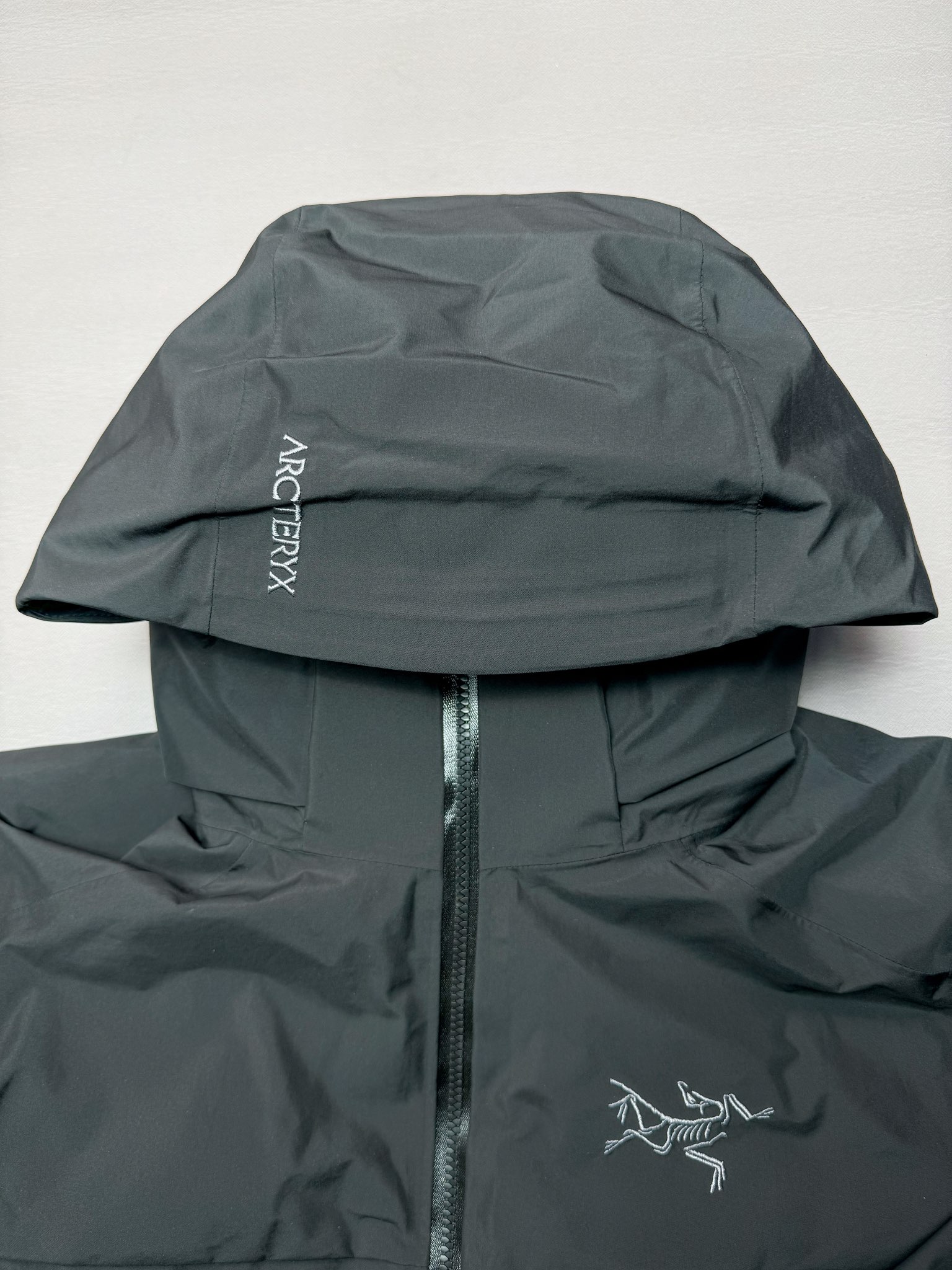 图片[6]-＃TZD Arcteryx Macai JACKET GORE-TEX Logo 始祖鸟徽标防水保暖连帽滑雪羽绒服 开发时间七个月之久 算是功能性雪地运动天花板的存在 衣服任意细节不惧对比 有比我好包退 全衣48道以上工序 可以理解为加了羽绒内胆的Sv硬壳冲锋衣 但不臃肿 重点说下刺绣 市面绣白线的为一眼假 ZP为灰色绣线(百灵达航机➕高士线) 原厂Gox 3L面料 灰鹅绒 风雪裙 是件真正可以驰骋各大雪场的硬东西 尺码：XS-S-M-L-XL-XXL-选品中心