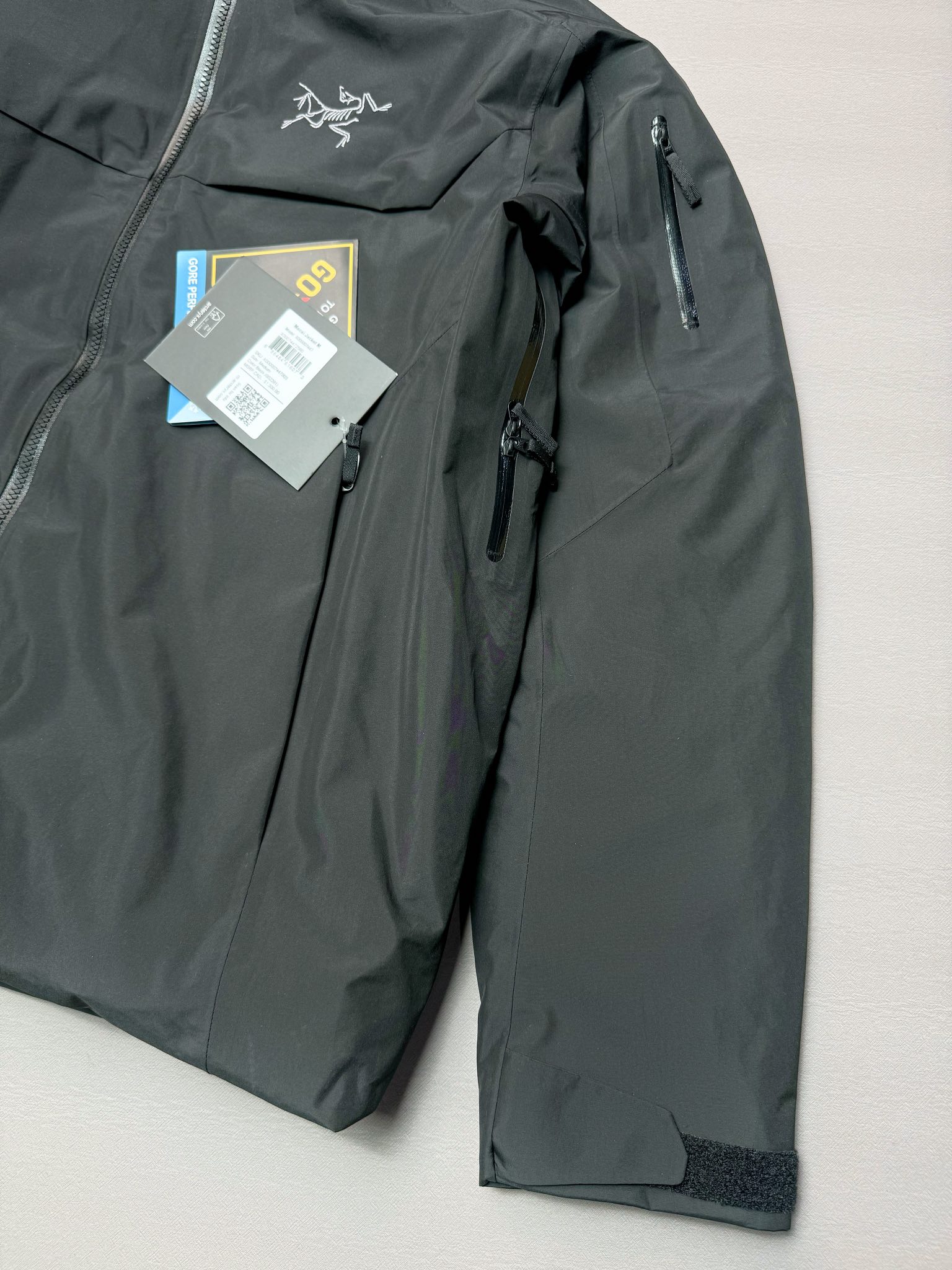 图片[4]-＃TZD Arcteryx Macai JACKET GORE-TEX Logo 始祖鸟徽标防水保暖连帽滑雪羽绒服 开发时间七个月之久 算是功能性雪地运动天花板的存在 衣服任意细节不惧对比 有比我好包退 全衣48道以上工序 可以理解为加了羽绒内胆的Sv硬壳冲锋衣 但不臃肿 重点说下刺绣 市面绣白线的为一眼假 ZP为灰色绣线(百灵达航机➕高士线) 原厂Gox 3L面料 灰鹅绒 风雪裙 是件真正可以驰骋各大雪场的硬东西 尺码：XS-S-M-L-XL-XXL-选品中心