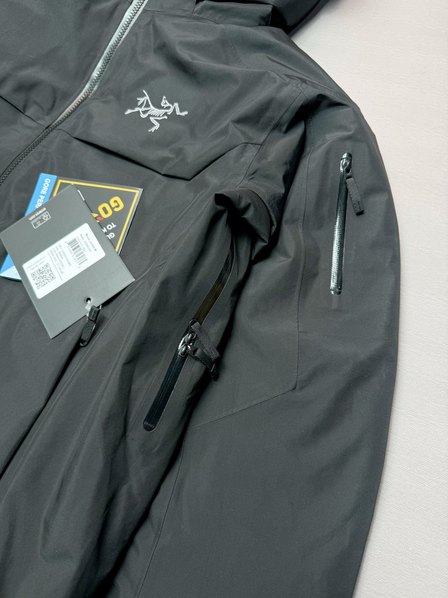 图片[3]-＃TZD Arcteryx Macai JACKET GORE-TEX Logo 始祖鸟徽标防水保暖连帽滑雪羽绒服 开发时间七个月之久 算是功能性雪地运动天花板的存在 衣服任意细节不惧对比 有比我好包退 全衣48道以上工序 可以理解为加了羽绒内胆的Sv硬壳冲锋衣 但不臃肿 重点说下刺绣 市面绣白线的为一眼假 ZP为灰色绣线(百灵达航机➕高士线) 原厂Gox 3L面料 灰鹅绒 风雪裙 是件真正可以驰骋各大雪场的硬东西 尺码：XS-S-M-L-XL-XXL-选品中心