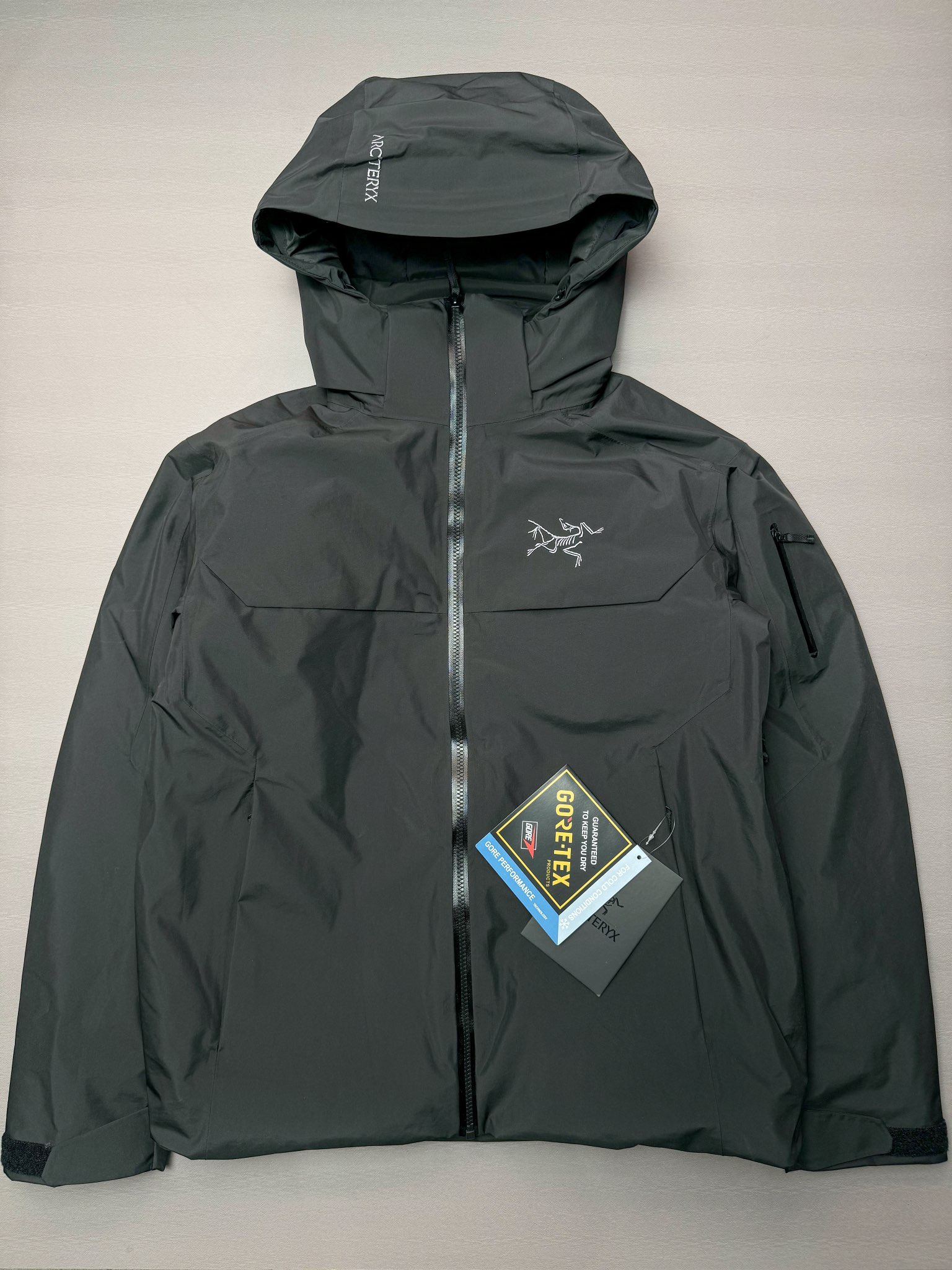 ＃TZD Arcteryx Macai JACKET GORE-TEX Logo 始祖鸟徽标防水保暖连帽滑雪羽绒服 开发时间七个月之久 算是功能性雪地运动天花板的存在 衣服任意细节不惧对比 有比我好包退 全衣48道以上工序 可以理解为加了羽绒内胆的Sv硬壳冲锋衣 但不臃肿 重点说下刺绣 市面绣白线的为一眼假 ZP为灰色绣线(百灵达航机➕高士线) 原厂Gox 3L面料 灰鹅绒 风雪裙 是件真正可以驰骋各大雪场的硬东西 尺码：XS-S-M-L-XL-XXL-选品中心