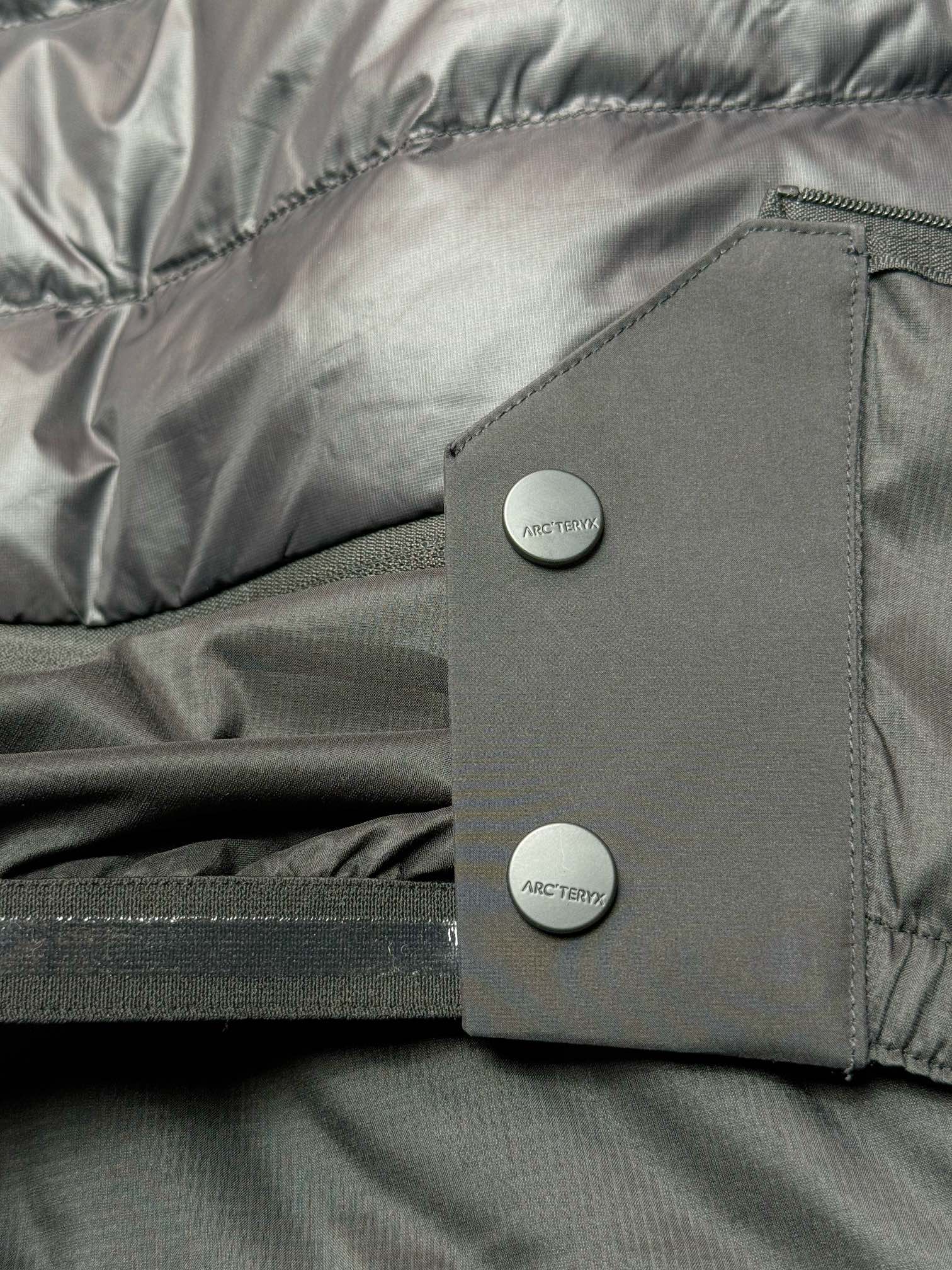 图片[12]-＃TZD Arcteryx Macai JACKET GORE-TEX Logo 始祖鸟徽标防水保暖连帽滑雪羽绒服 开发时间七个月之久 算是功能性雪地运动天花板的存在 衣服任意细节不惧对比 有比我好包退 全衣48道以上工序 可以理解为加了羽绒内胆的Sv硬壳冲锋衣 但不臃肿 重点说下刺绣 市面绣白线的为一眼假 ZP为灰色绣线(百灵达航机➕高士线) 原厂Gox 3L面料 灰鹅绒 风雪裙 是件真正可以驰骋各大雪场的硬东西 尺码：XS-S-M-L-XL-XXL-选品中心