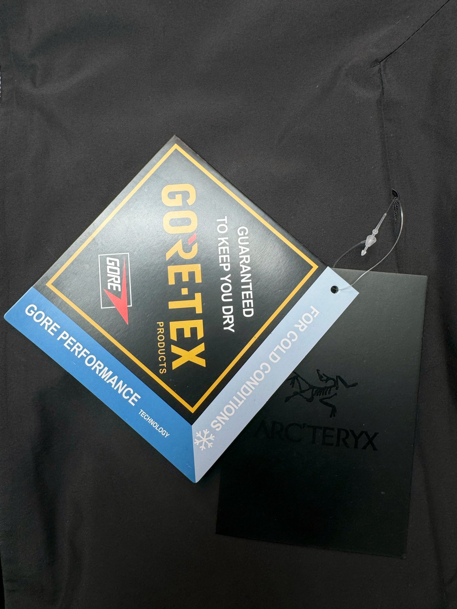图片[10]-＃TZD Arcteryx Macai JACKET GORE-TEX Logo 始祖鸟徽标防水保暖连帽滑雪羽绒服 开发时间七个月之久 算是功能性雪地运动天花板的存在 衣服任意细节不惧对比 有比我好包退 全衣48道以上工序 可以理解为加了羽绒内胆的Sv硬壳冲锋衣 但不臃肿 重点说下刺绣 市面绣白线的为一眼假 ZP为灰色绣线(百灵达航机➕高士线) 原厂Gox 3L面料 灰鹅绒 风雪裙 是件真正可以驰骋各大雪场的硬东西 尺码：XS-S-M-L-XL-XXL-选品中心