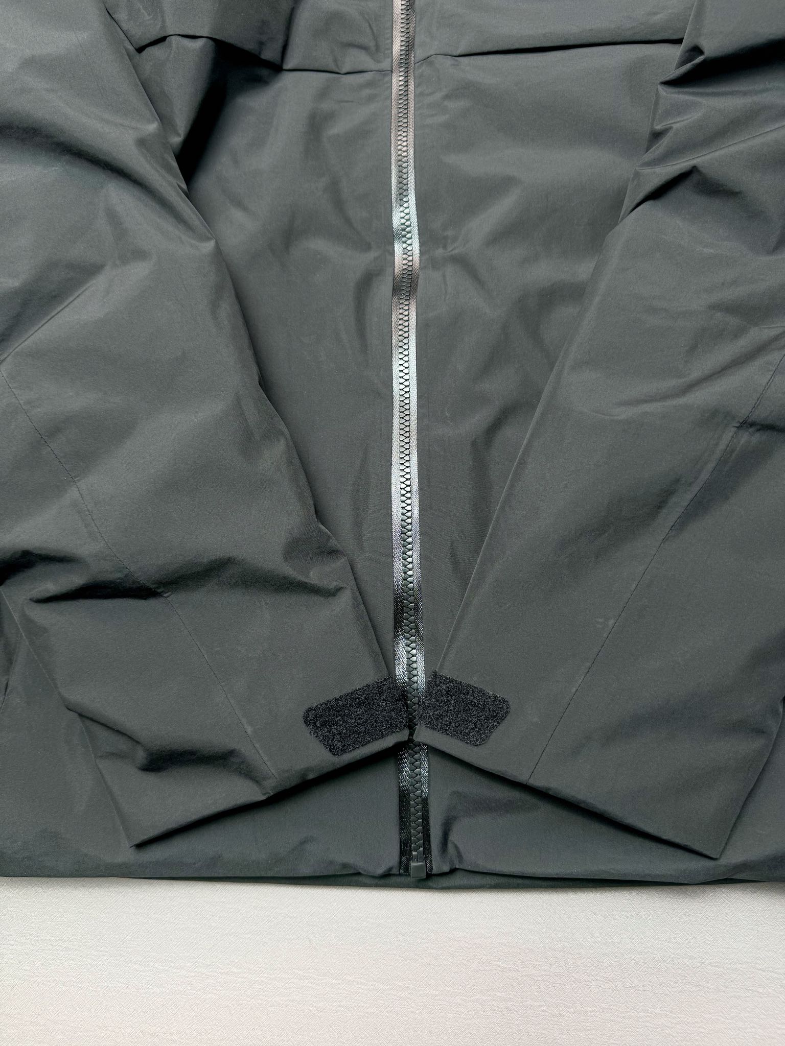图片[5]-＃TZD Arcteryx Macai JACKET GORE-TEX Logo 始祖鸟徽标防水保暖连帽滑雪羽绒服 开发时间七个月之久 算是功能性雪地运动天花板的存在 衣服任意细节不惧对比 有比我好包退 全衣48道以上工序 可以理解为加了羽绒内胆的Sv硬壳冲锋衣 但不臃肿 重点说下刺绣 市面绣白线的为一眼假 ZP为灰色绣线(百灵达航机➕高士线) 原厂Gox 3L面料 灰鹅绒 风雪裙 是件真正可以驰骋各大雪场的硬东西 尺码：XS-S-M-L-XL-XXL-选品中心