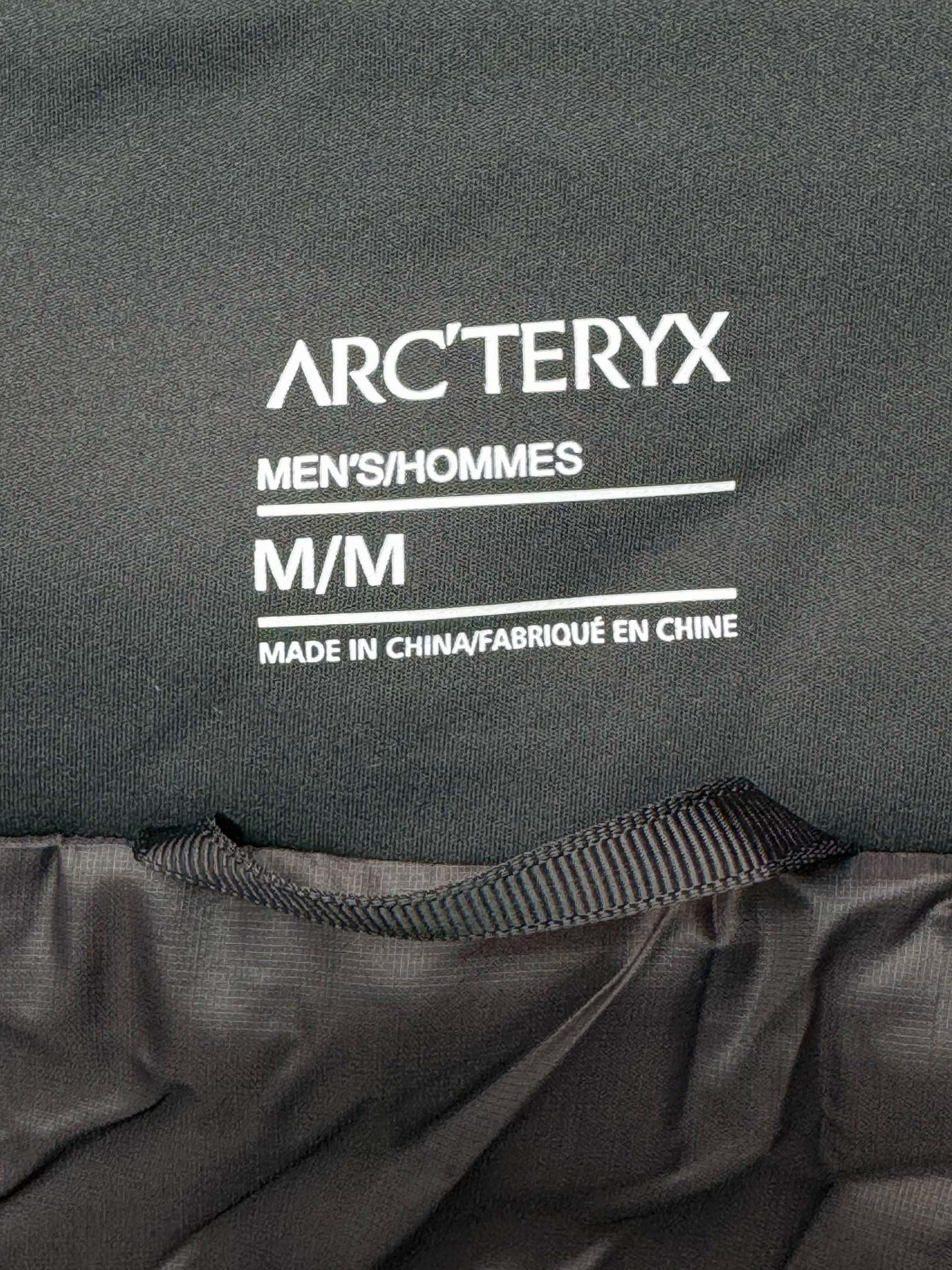 图片[13]-＃TZD Arcteryx Macai JACKET GORE-TEX Logo 始祖鸟徽标防水保暖连帽滑雪羽绒服 开发时间七个月之久 算是功能性雪地运动天花板的存在 衣服任意细节不惧对比 有比我好包退 全衣48道以上工序 可以理解为加了羽绒内胆的Sv硬壳冲锋衣 但不臃肿 重点说下刺绣 市面绣白线的为一眼假 ZP为灰色绣线(百灵达航机➕高士线) 原厂Gox 3L面料 灰鹅绒 风雪裙 是件真正可以驰骋各大雪场的硬东西 尺码：XS-S-M-L-XL-XXL-选品中心