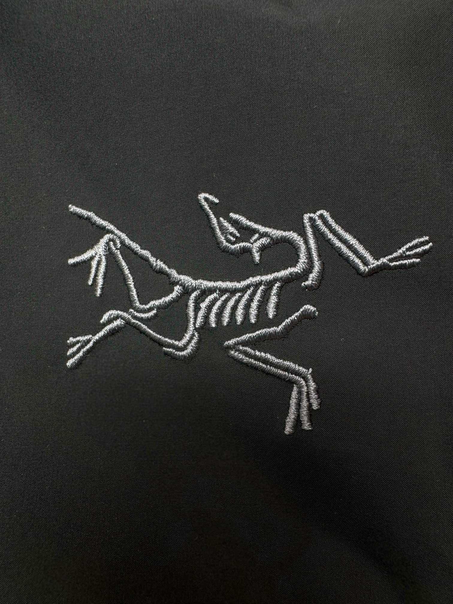 图片[8]-＃TZD Arcteryx Macai JACKET GORE-TEX Logo 始祖鸟徽标防水保暖连帽滑雪羽绒服 开发时间七个月之久 算是功能性雪地运动天花板的存在 衣服任意细节不惧对比 有比我好包退 全衣48道以上工序 可以理解为加了羽绒内胆的Sv硬壳冲锋衣 但不臃肿 重点说下刺绣 市面绣白线的为一眼假 ZP为灰色绣线(百灵达航机➕高士线) 原厂Gox 3L面料 灰鹅绒 风雪裙 是件真正可以驰骋各大雪场的硬东西 尺码：XS-S-M-L-XL-XXL-选品中心