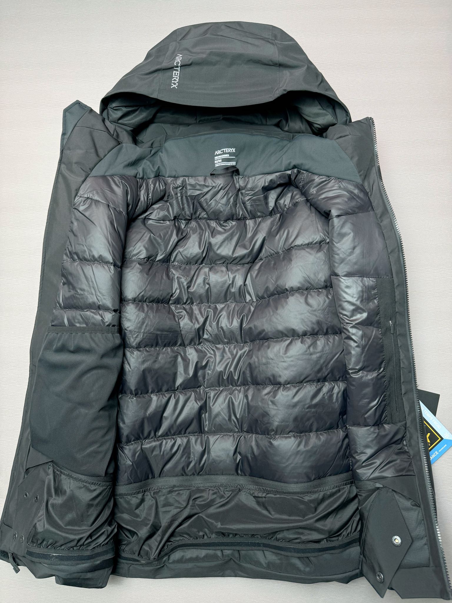 图片[2]-＃TZD Arcteryx Macai JACKET GORE-TEX Logo 始祖鸟徽标防水保暖连帽滑雪羽绒服 开发时间七个月之久 算是功能性雪地运动天花板的存在 衣服任意细节不惧对比 有比我好包退 全衣48道以上工序 可以理解为加了羽绒内胆的Sv硬壳冲锋衣 但不臃肿 重点说下刺绣 市面绣白线的为一眼假 ZP为灰色绣线(百灵达航机➕高士线) 原厂Gox 3L面料 灰鹅绒 风雪裙 是件真正可以驰骋各大雪场的硬东西 尺码：XS-S-M-L-XL-XXL-选品中心