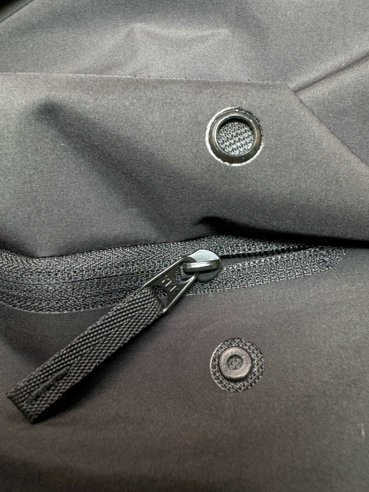 图片[7]-＃TZD Arcteryx Macai JACKET GORE-TEX Logo 始祖鸟徽标防水保暖连帽滑雪羽绒服 开发时间七个月之久 算是功能性雪地运动天花板的存在 衣服任意细节不惧对比 有比我好包退 全衣48道以上工序 可以理解为加了羽绒内胆的Sv硬壳冲锋衣 但不臃肿 重点说下刺绣 市面绣白线的为一眼假 ZP为灰色绣线(百灵达航机➕高士线) 原厂Gox 3L面料 灰鹅绒 风雪裙 是件真正可以驰骋各大雪场的硬东西 尺码：XS-S-M-L-XL-XXL-选品中心