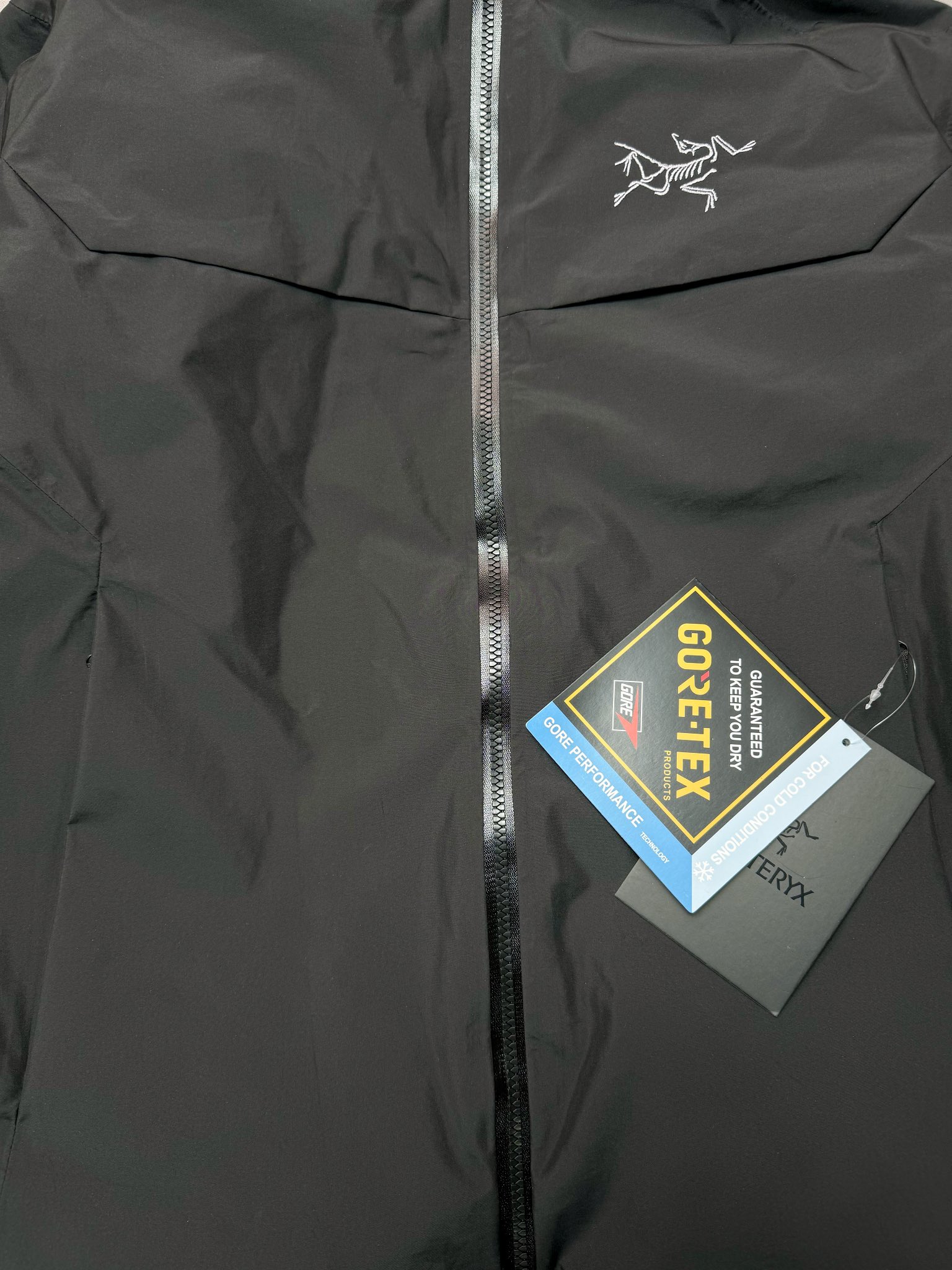 图片[9]-＃TZD Arcteryx Macai JACKET GORE-TEX Logo 始祖鸟徽标防水保暖连帽滑雪羽绒服 开发时间七个月之久 算是功能性雪地运动天花板的存在 衣服任意细节不惧对比 有比我好包退 全衣48道以上工序 可以理解为加了羽绒内胆的Sv硬壳冲锋衣 但不臃肿 重点说下刺绣 市面绣白线的为一眼假 ZP为灰色绣线(百灵达航机➕高士线) 原厂Gox 3L面料 灰鹅绒 风雪裙 是件真正可以驰骋各大雪场的硬东西 尺码：XS-S-M-L-XL-XXL-选品中心