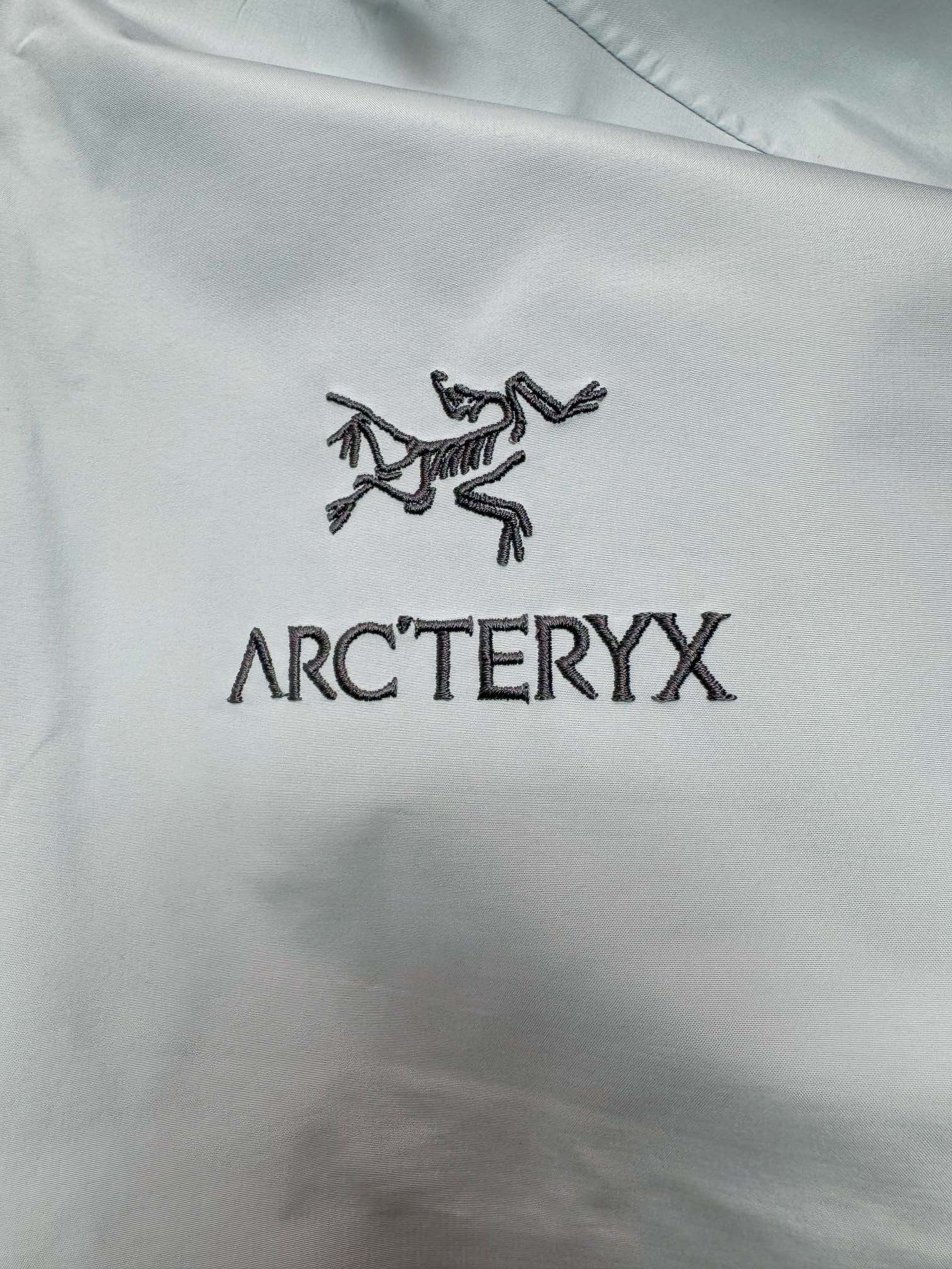 图片[3]-＃TZD Arcteryx Beta Lt 始祖鸟贝塔软壳连帽冲锋衣外套 台州顶级批次 现货供应 面料采用原厂防水N100d-X 3L ISO标准90（ISO4）级别的 GORE-TEX PRO 科技面料 透气性达到原厂标准5000+数值 面料特点 防污 防风 防尘 做到三防 耐寒 保温 男女同款 版型宽松百搭 户外运动防水 全套五金原厂定制Logo 无论是户外出行 还是日常通勤都是衣橱必备单品 尺码：S-XL-选品中心