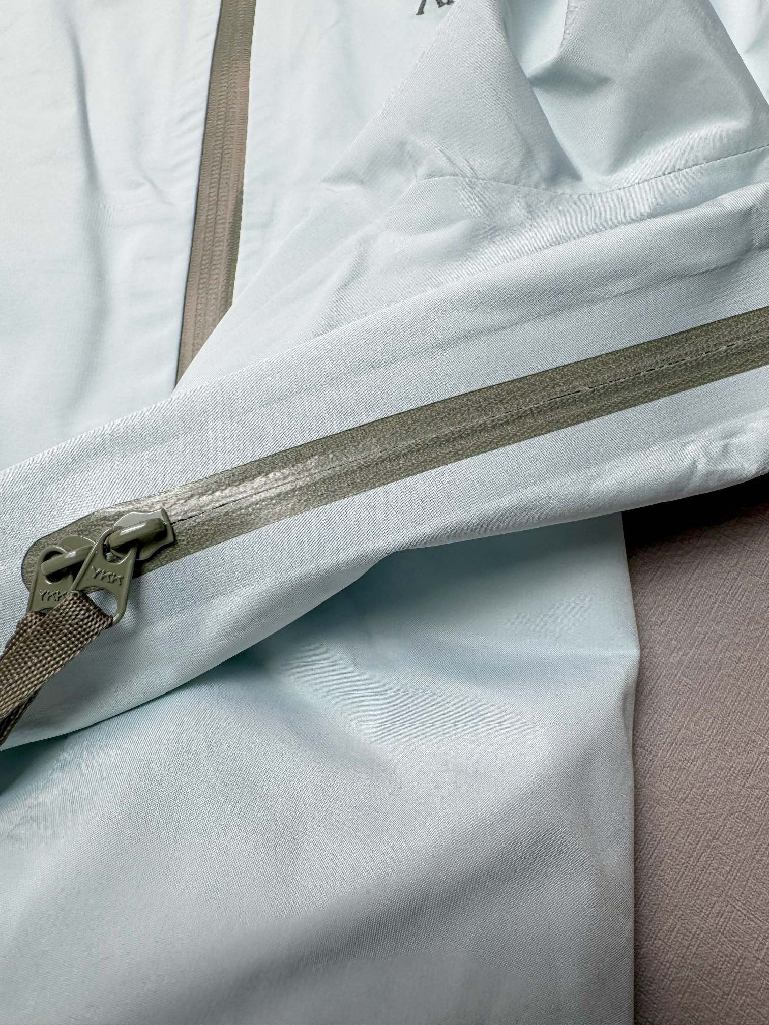 图片[9]-＃TZD Arcteryx Beta Lt 始祖鸟贝塔软壳连帽冲锋衣外套 台州顶级批次 现货供应 面料采用原厂防水N100d-X 3L ISO标准90（ISO4）级别的 GORE-TEX PRO 科技面料 透气性达到原厂标准5000+数值 面料特点 防污 防风 防尘 做到三防 耐寒 保温 男女同款 版型宽松百搭 户外运动防水 全套五金原厂定制Logo 无论是户外出行 还是日常通勤都是衣橱必备单品 尺码：S-XL-选品中心