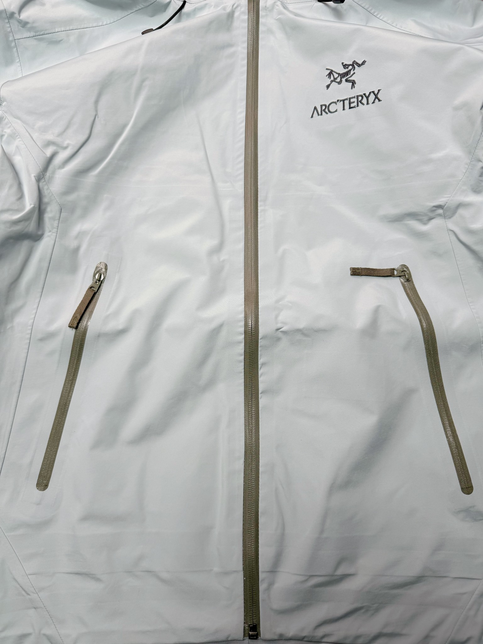 图片[4]-＃TZD Arcteryx Beta Lt 始祖鸟贝塔软壳连帽冲锋衣外套 台州顶级批次 现货供应 面料采用原厂防水N100d-X 3L ISO标准90（ISO4）级别的 GORE-TEX PRO 科技面料 透气性达到原厂标准5000+数值 面料特点 防污 防风 防尘 做到三防 耐寒 保温 男女同款 版型宽松百搭 户外运动防水 全套五金原厂定制Logo 无论是户外出行 还是日常通勤都是衣橱必备单品 尺码：S-XL-选品中心