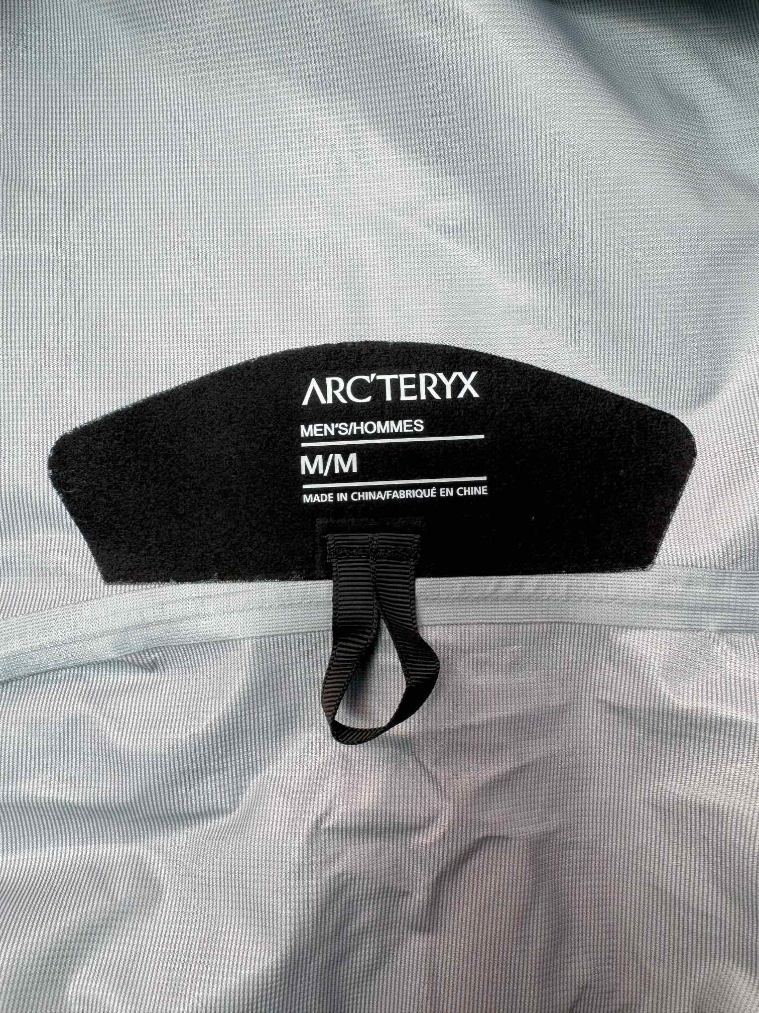 图片[5]-＃TZD Arcteryx Beta Lt 始祖鸟贝塔软壳连帽冲锋衣外套 台州顶级批次 现货供应 面料采用原厂防水N100d-X 3L ISO标准90（ISO4）级别的 GORE-TEX PRO 科技面料 透气性达到原厂标准5000+数值 面料特点 防污 防风 防尘 做到三防 耐寒 保温 男女同款 版型宽松百搭 户外运动防水 全套五金原厂定制Logo 无论是户外出行 还是日常通勤都是衣橱必备单品 尺码：S-XL-选品中心