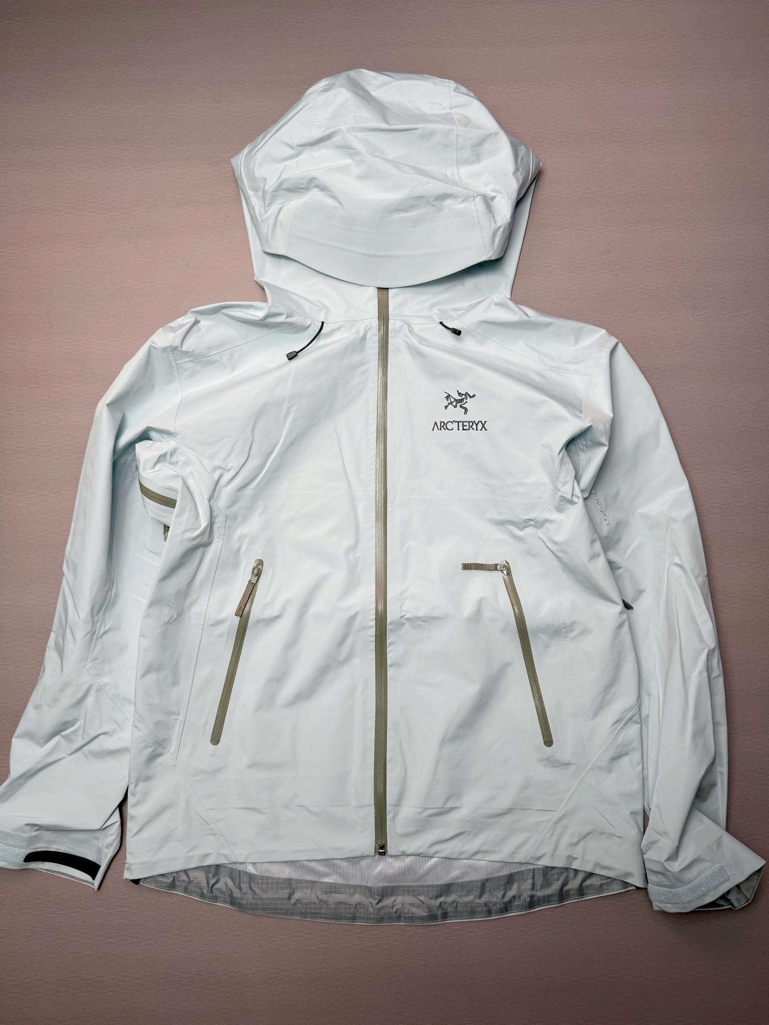 ＃TZD Arcteryx Beta Lt 始祖鸟贝塔软壳连帽冲锋衣外套 台州顶级批次 现货供应 面料采用原厂防水N100d-X 3L ISO标准90（ISO4）级别的 GORE-TEX PRO 科技面料 透气性达到原厂标准5000+数值 面料特点 防污 防风 防尘 做到三防 耐寒 保温 男女同款 版型宽松百搭 户外运动防水 全套五金原厂定制Logo 无论是户外出行 还是日常通勤都是衣橱必备单品 尺码：S-XL-选品中心