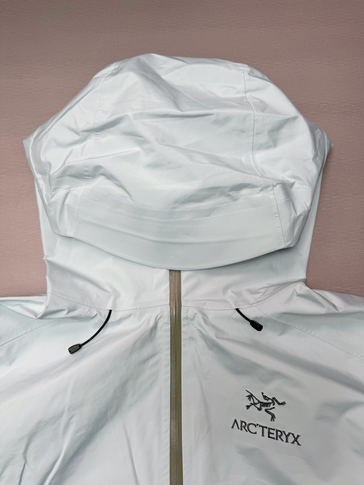 图片[2]-＃TZD Arcteryx Beta Lt 始祖鸟贝塔软壳连帽冲锋衣外套 台州顶级批次 现货供应 面料采用原厂防水N100d-X 3L ISO标准90（ISO4）级别的 GORE-TEX PRO 科技面料 透气性达到原厂标准5000+数值 面料特点 防污 防风 防尘 做到三防 耐寒 保温 男女同款 版型宽松百搭 户外运动防水 全套五金原厂定制Logo 无论是户外出行 还是日常通勤都是衣橱必备单品 尺码：S-XL-选品中心