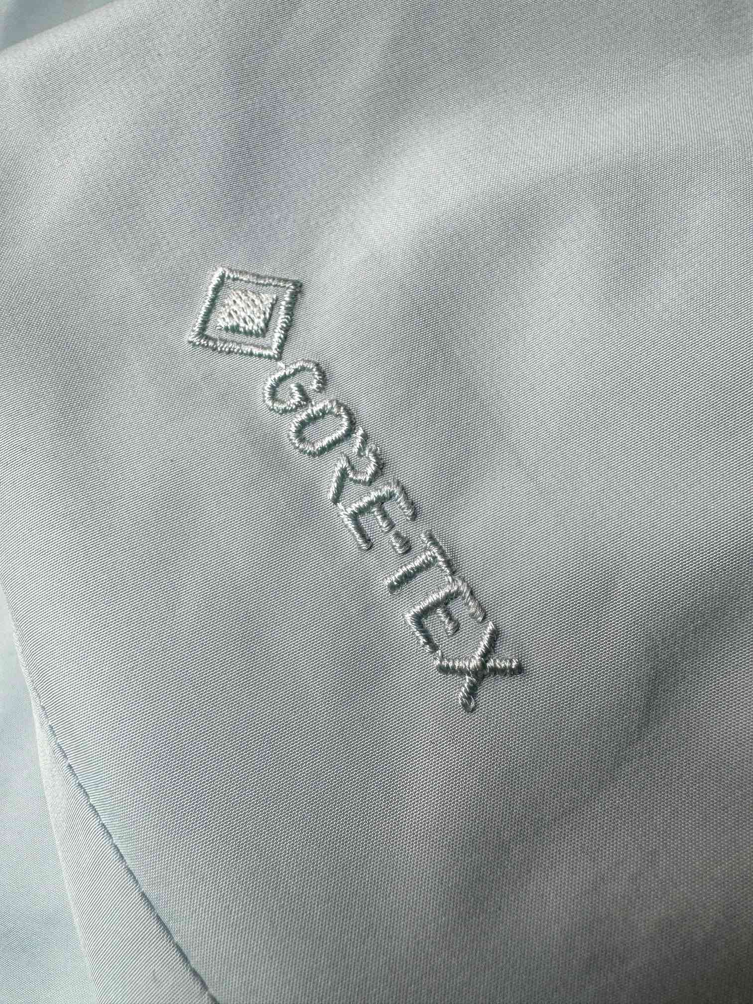 图片[7]-＃TZD Arcteryx Beta Lt 始祖鸟贝塔软壳连帽冲锋衣外套 台州顶级批次 现货供应 面料采用原厂防水N100d-X 3L ISO标准90（ISO4）级别的 GORE-TEX PRO 科技面料 透气性达到原厂标准5000+数值 面料特点 防污 防风 防尘 做到三防 耐寒 保温 男女同款 版型宽松百搭 户外运动防水 全套五金原厂定制Logo 无论是户外出行 还是日常通勤都是衣橱必备单品 尺码：S-XL-选品中心