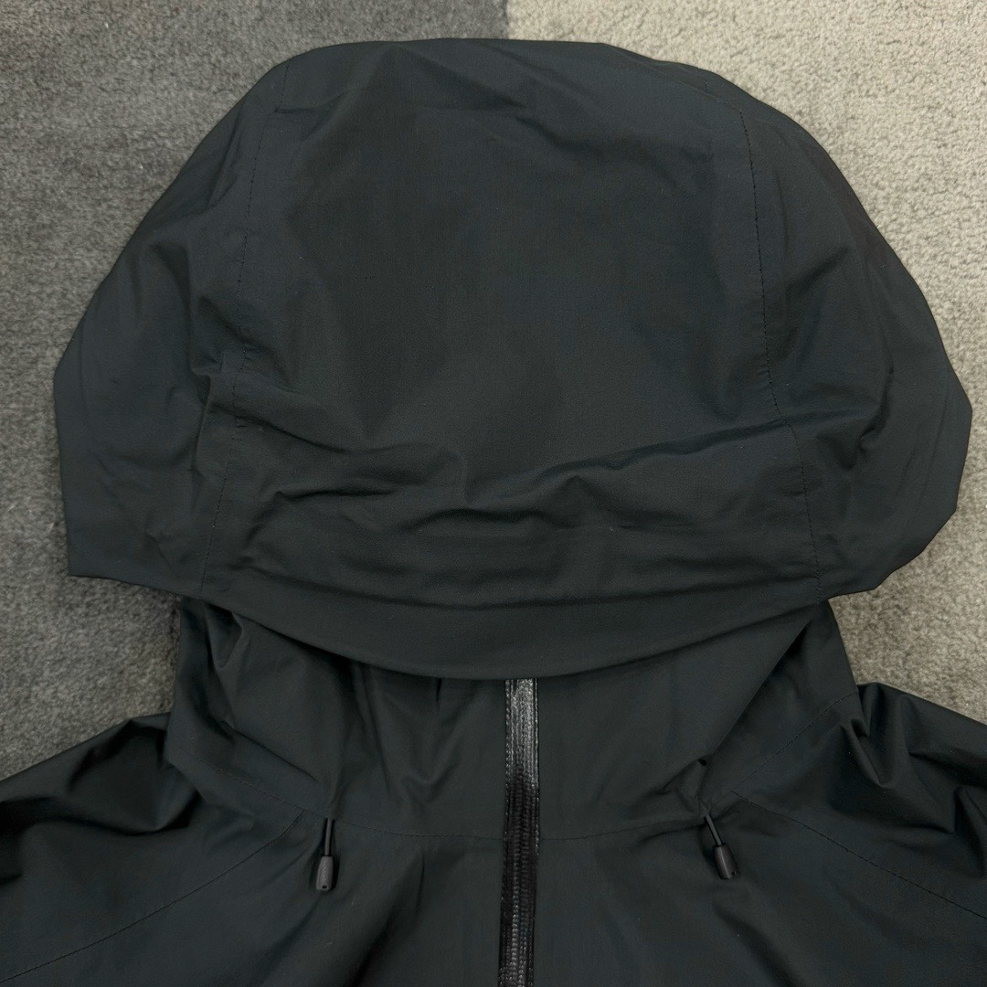 图片[17]-＃TZD Arcteryx Beta Lt 始祖鸟贝塔软壳连帽冲锋衣外套 台州顶级批次 现货供应 面料采用原厂防水N100d-X 3L ISO标准90（ISO4）级别的 GORE-TEX PRO 科技面料 透气性达到原厂标准5000+数值 面料特点 防污 防风 防尘 做到三防 耐寒 保温 男女同款 版型宽松百搭 户外运动防水 全套五金原厂定制Logo 无论是户外出行 还是日常通勤都是衣橱必备单品 尺码：S-XL-选品中心