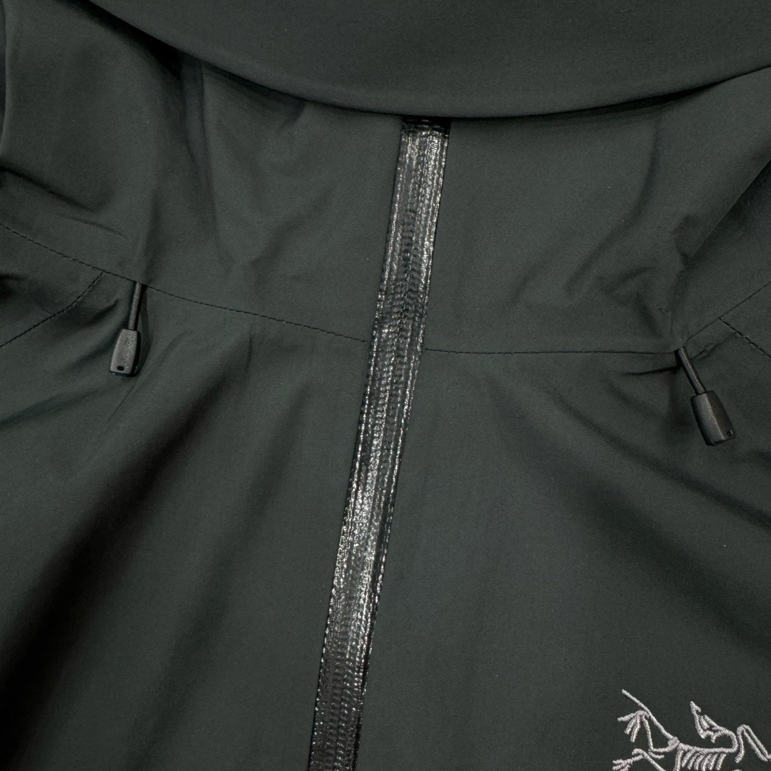 图片[19]-＃TZD Arcteryx Beta Lt 始祖鸟贝塔软壳连帽冲锋衣外套 台州顶级批次 现货供应 面料采用原厂防水N100d-X 3L ISO标准90（ISO4）级别的 GORE-TEX PRO 科技面料 透气性达到原厂标准5000+数值 面料特点 防污 防风 防尘 做到三防 耐寒 保温 男女同款 版型宽松百搭 户外运动防水 全套五金原厂定制Logo 无论是户外出行 还是日常通勤都是衣橱必备单品 尺码：S-XL-选品中心